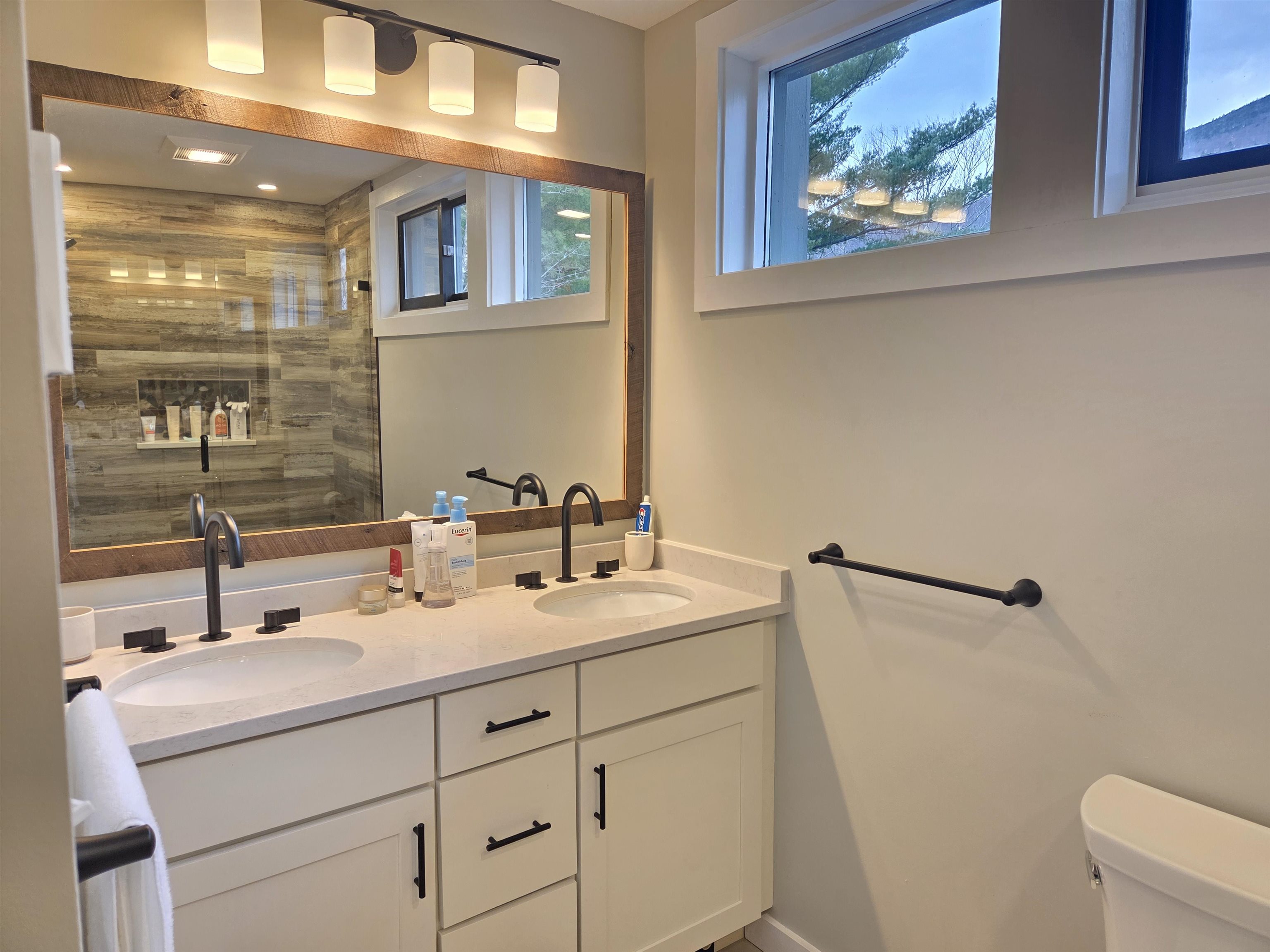 Lincoln, New Hampshire, 03251, United States, 3 Bedrooms Bedrooms, ,2 BathroomsBathrooms,Residential,For Sale,1987969