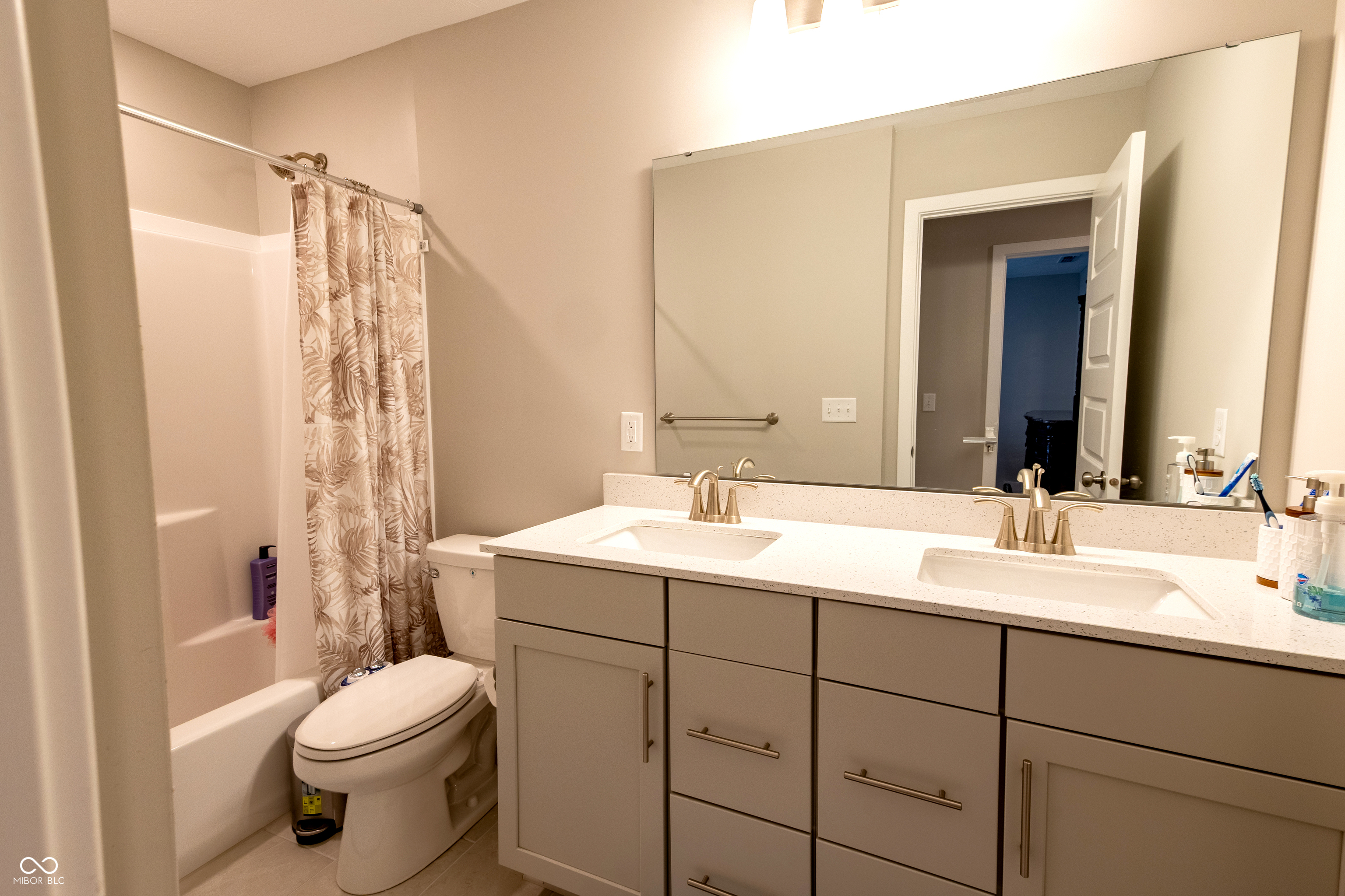 Greenwood, Indiana, 46143, United States, 5 Bedrooms Bedrooms, ,4 BathroomsBathrooms,Residential,For Sale,2001178