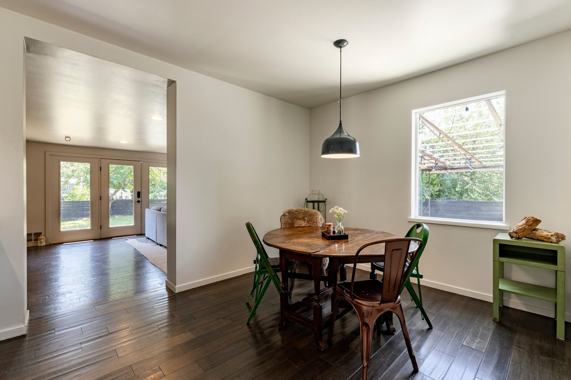  Spacious Millcreek Bungalow with Expansive Backyard & 2-Car Garage - 物件實景