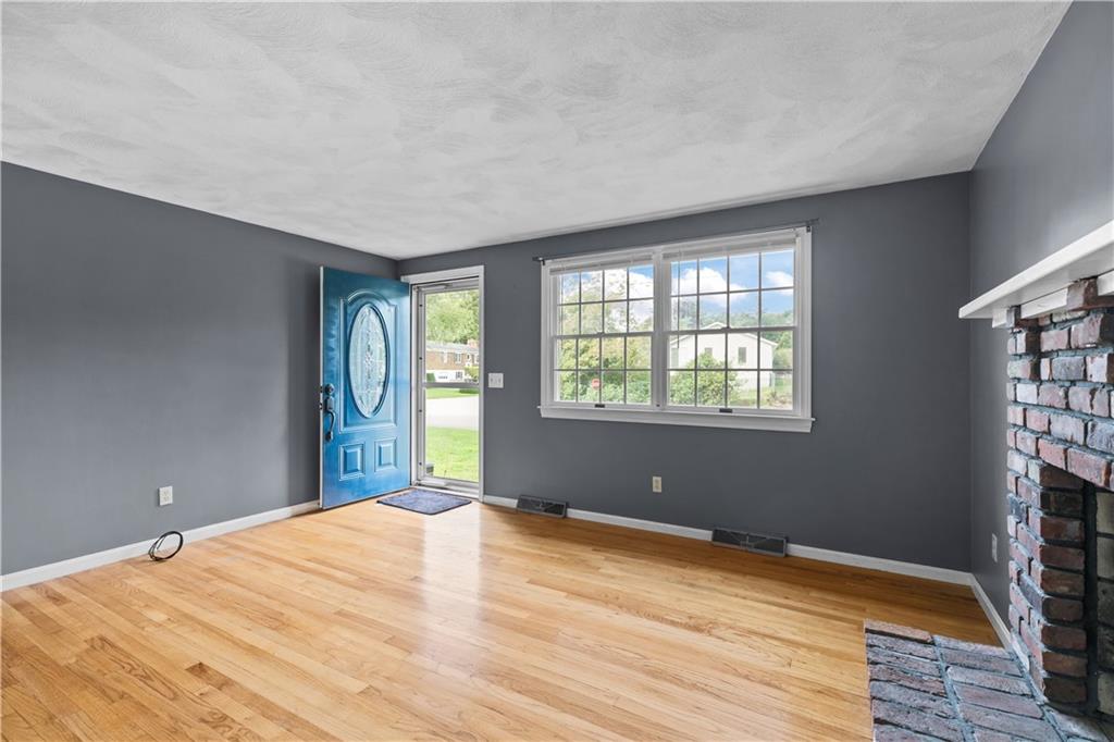 North Kingstown, Rhode Island, 02852, United States, 3 Bedrooms Bedrooms, ,2 BathroomsBathrooms,Residential,For Sale,1976998