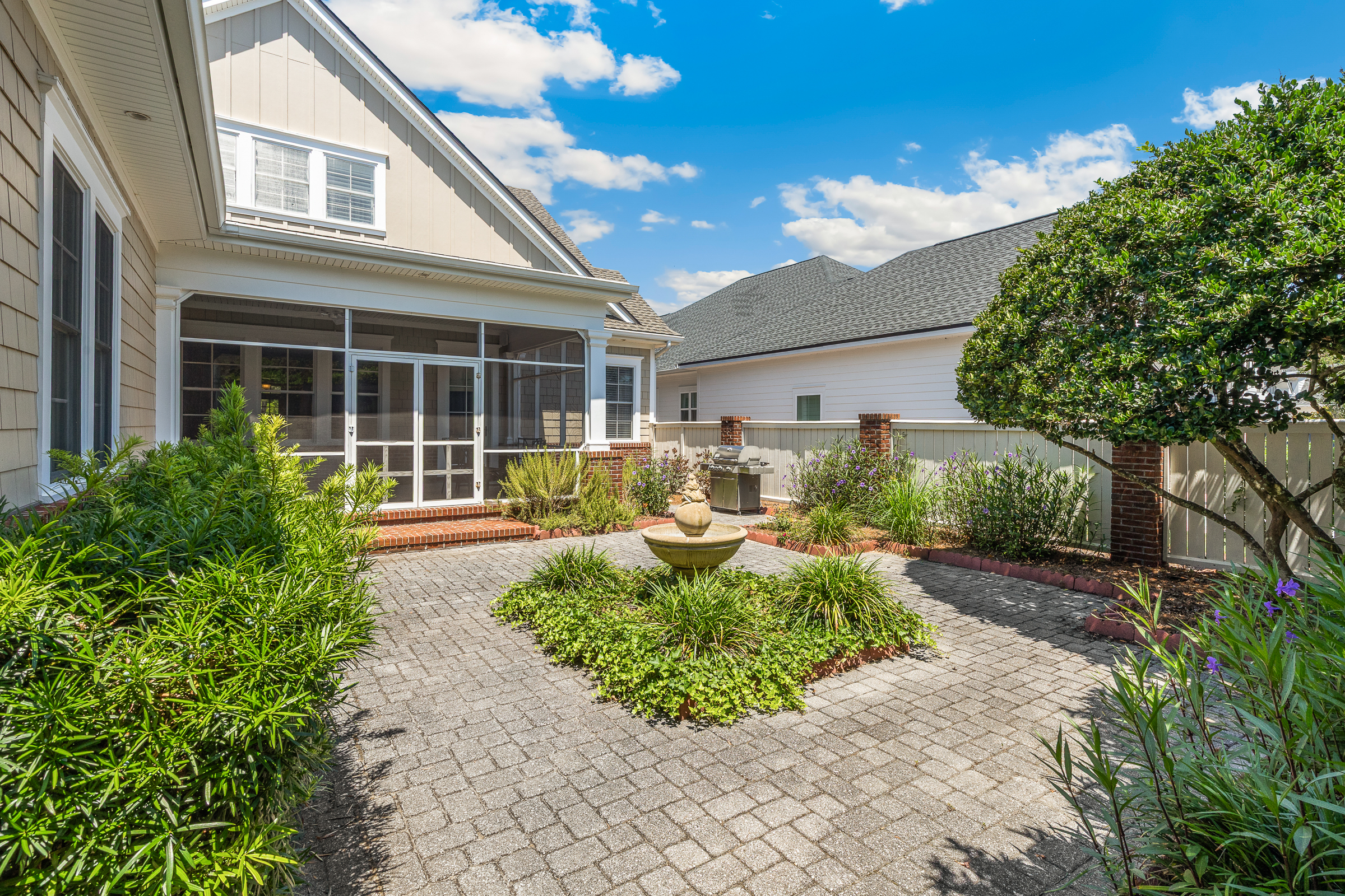  Charming Courtyard Home Designed for Relaxation and Entertaining - 物件實景