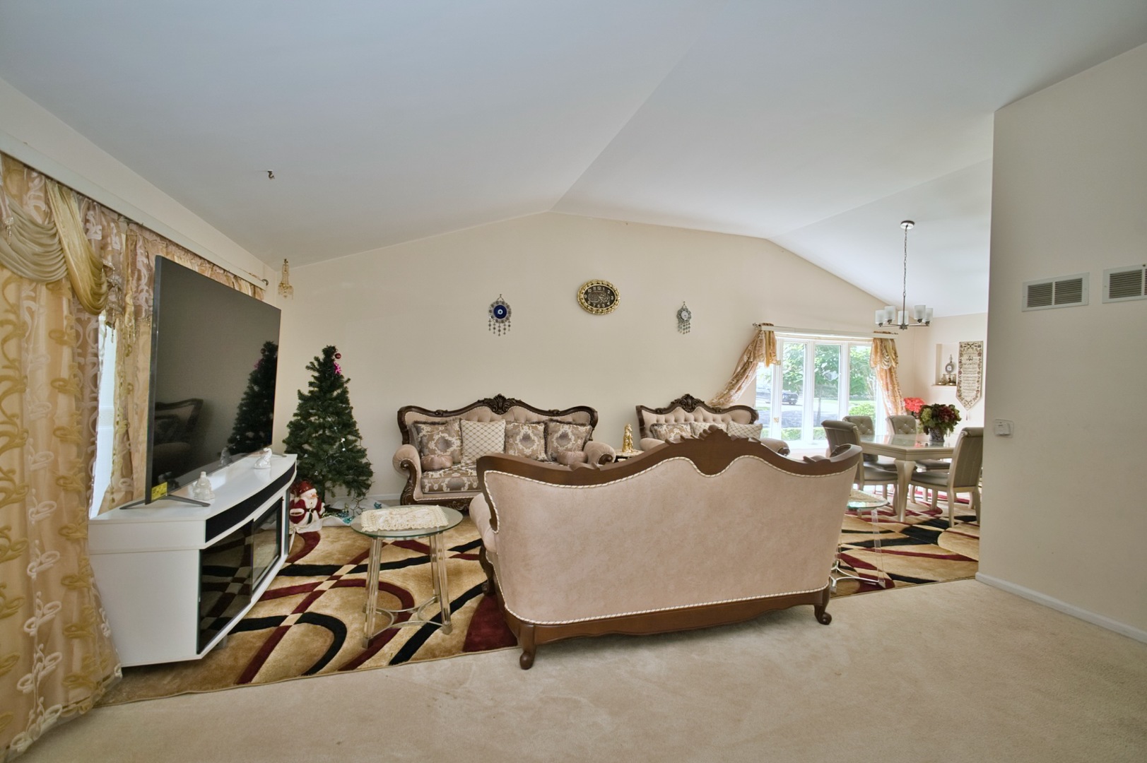 Skokie, Illinois, 60076, United States, 4 Bedrooms Bedrooms, ,3 BathroomsBathrooms,Residential,For Sale,1974514