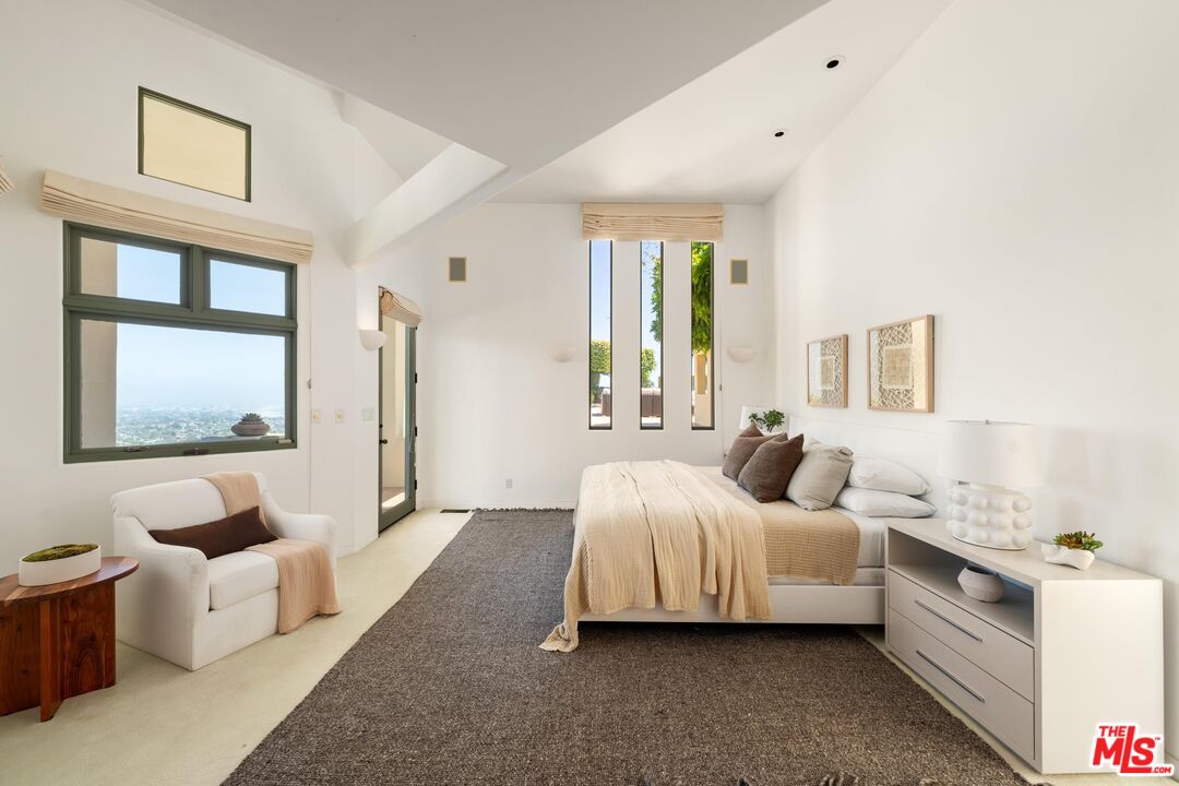Pacific Palisades, California, 90272, United States, 4 Bedrooms Bedrooms, ,2 BathroomsBathrooms,Residential,For Sale,1770890