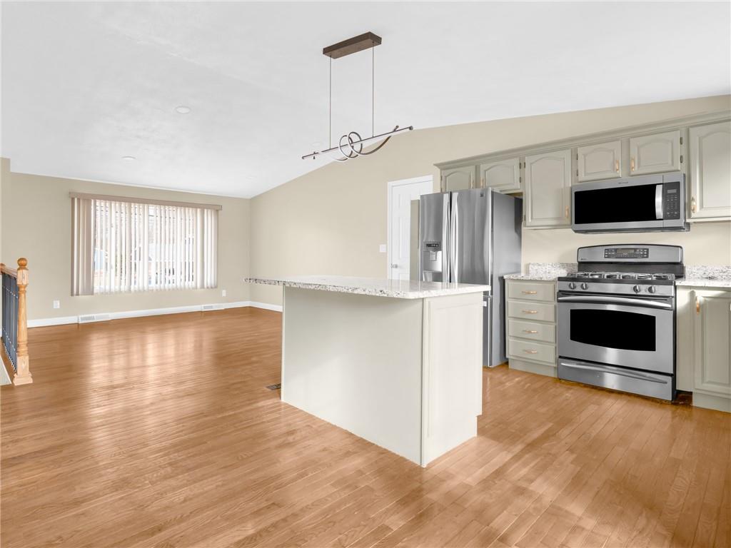 Warwick, Rhode Island, 02889, United States, 3 Bedrooms Bedrooms, ,3 BathroomsBathrooms,Residential,For Sale,2030234