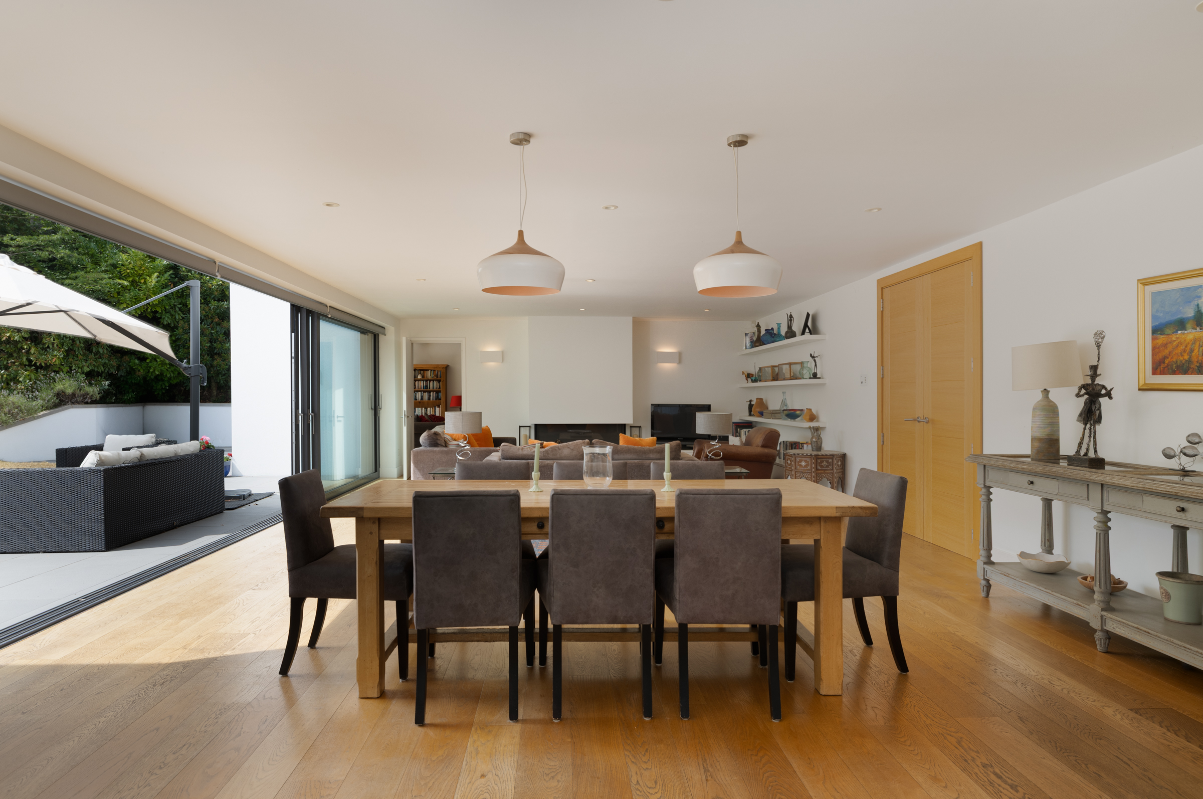  A detached modern six bedroom family house located on the private Coombe Estate - 物件實景
