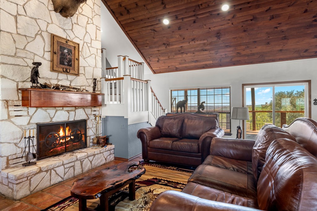 Kerrville, Texas, 78028, United States, 3 Bedrooms Bedrooms, ,5 BathroomsBathrooms,Residential,For Sale,1930958