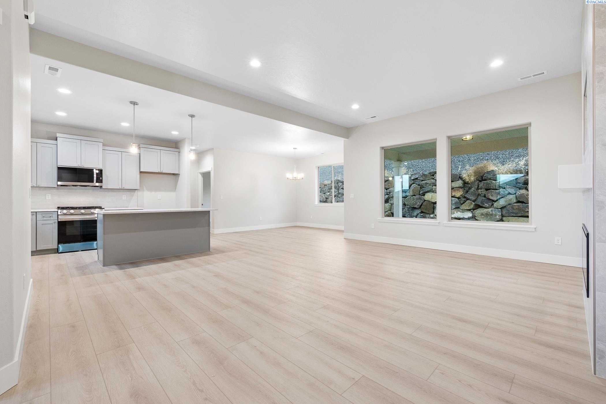 Kennewick, Washington, 99338, United States, 4 Bedrooms Bedrooms, ,2 BathroomsBathrooms,Residential,For Sale,1987872