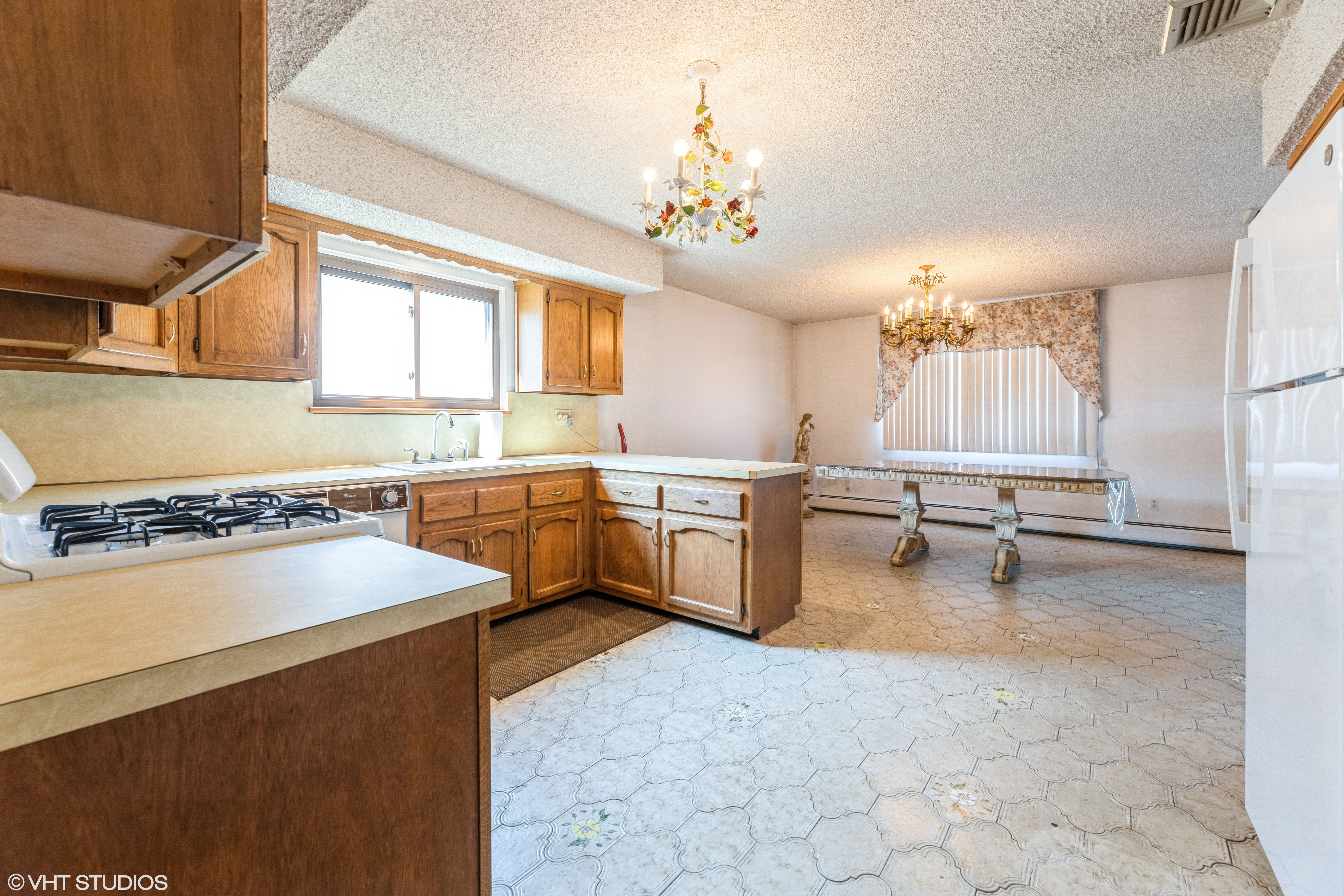 Moonachie, New Jersey, 07074, United States, 5 Bedrooms Bedrooms, ,4 BathroomsBathrooms,Residential,For Sale,1936964
