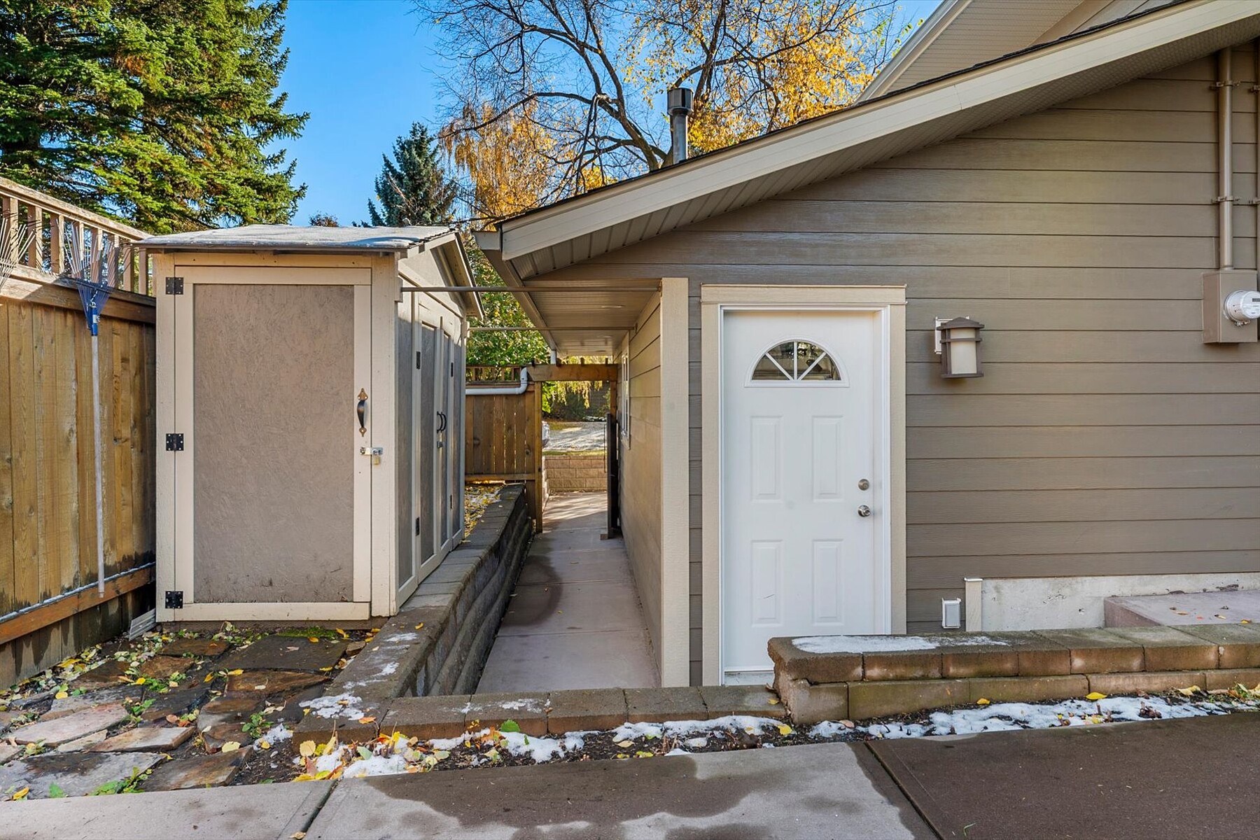  6526 Laurentian Way SW - 物件實景