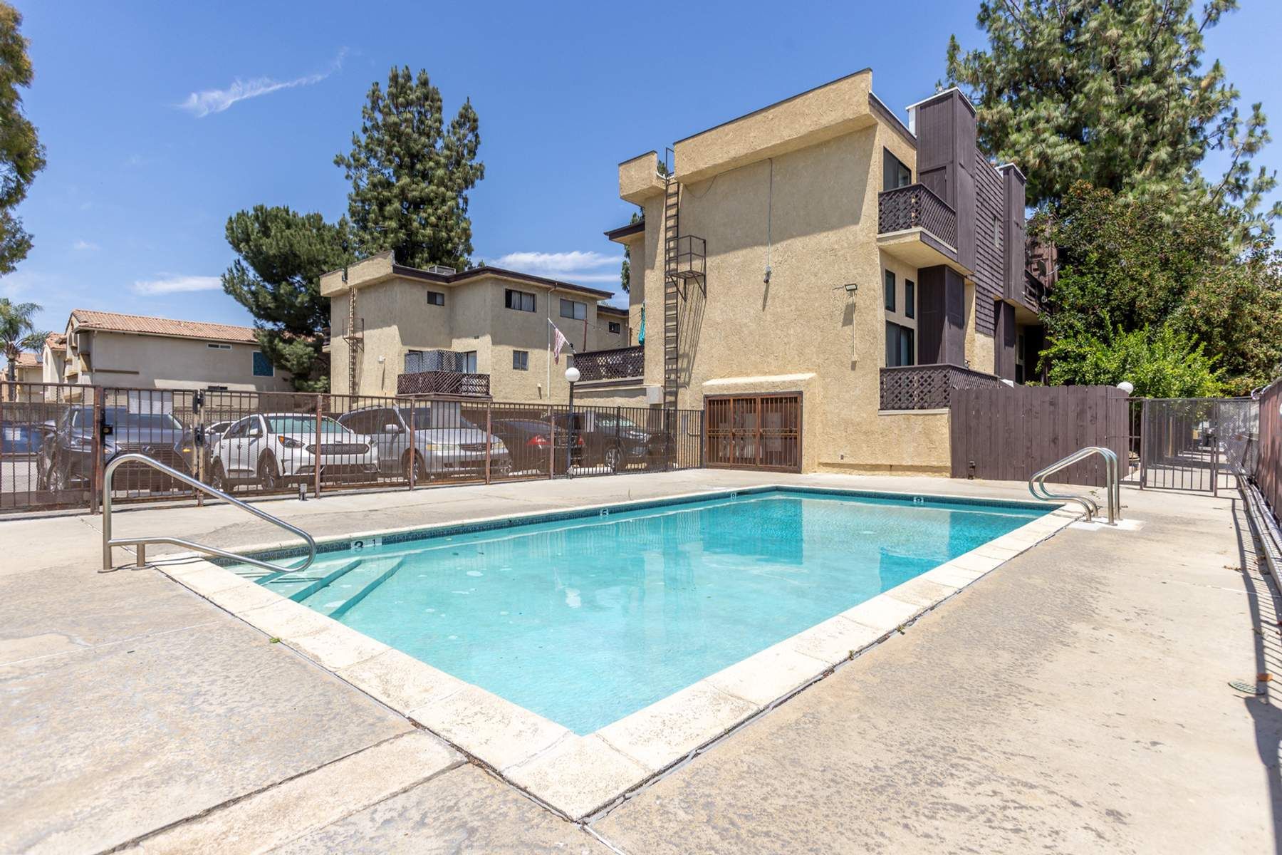  9131 Burnet Avenue, #5 - 物件實景
