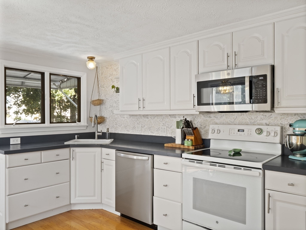 Peabody, Massachusetts, 01960, United States, 2 Bedrooms Bedrooms, ,1 BathroomBathrooms,Residential,For Sale,1930941