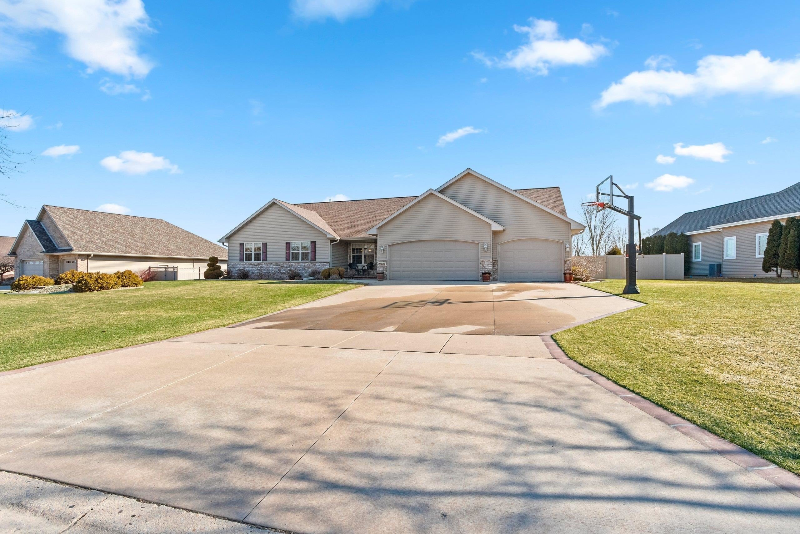 DE PERE, Wisconsin, 54115, United States, 5 Bedrooms Bedrooms, ,4 BathroomsBathrooms,Residential,For Sale,2048678