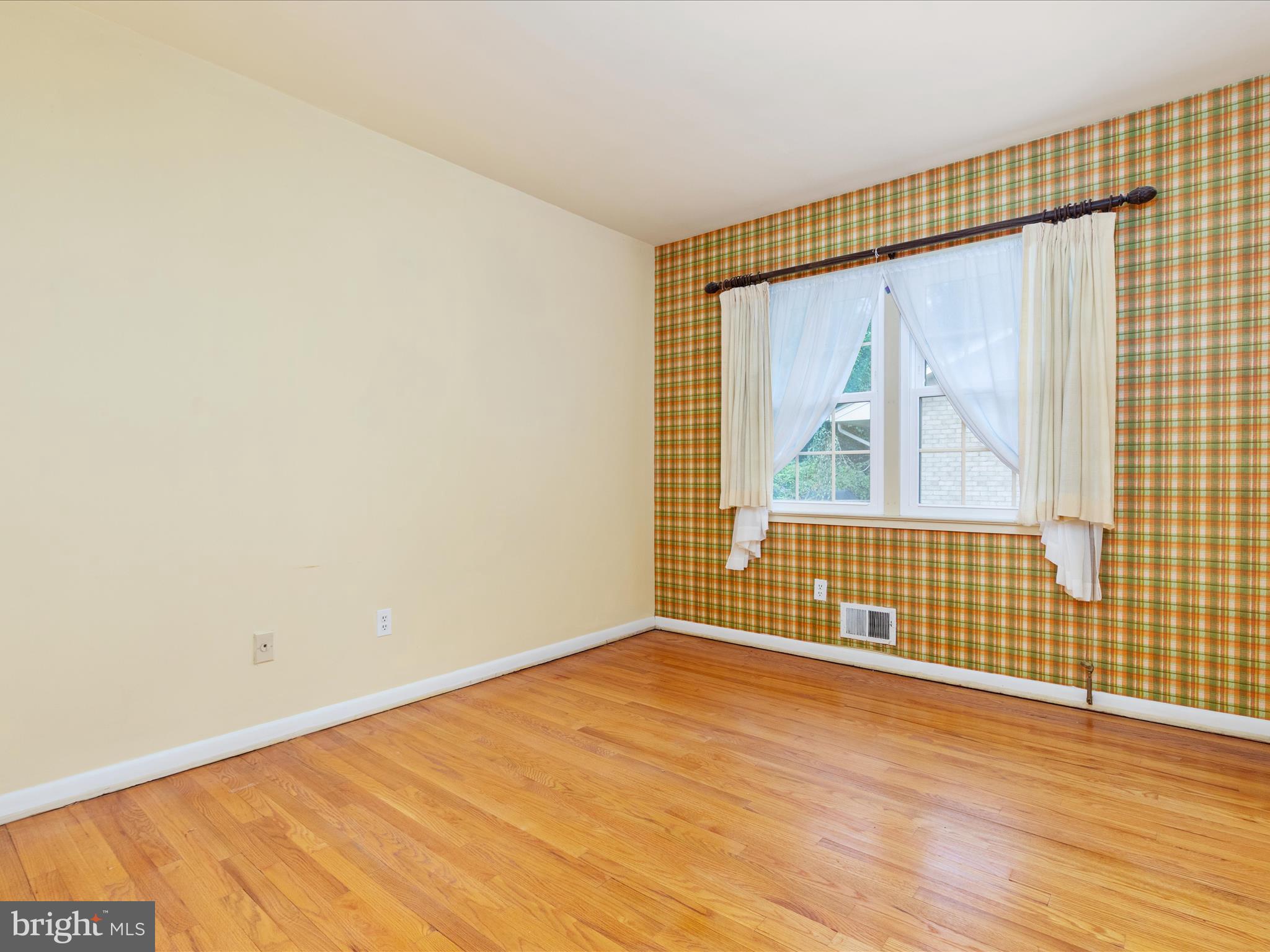 Falls Church, Virginia, 22043, United States, ,Residential,For Sale,1914114