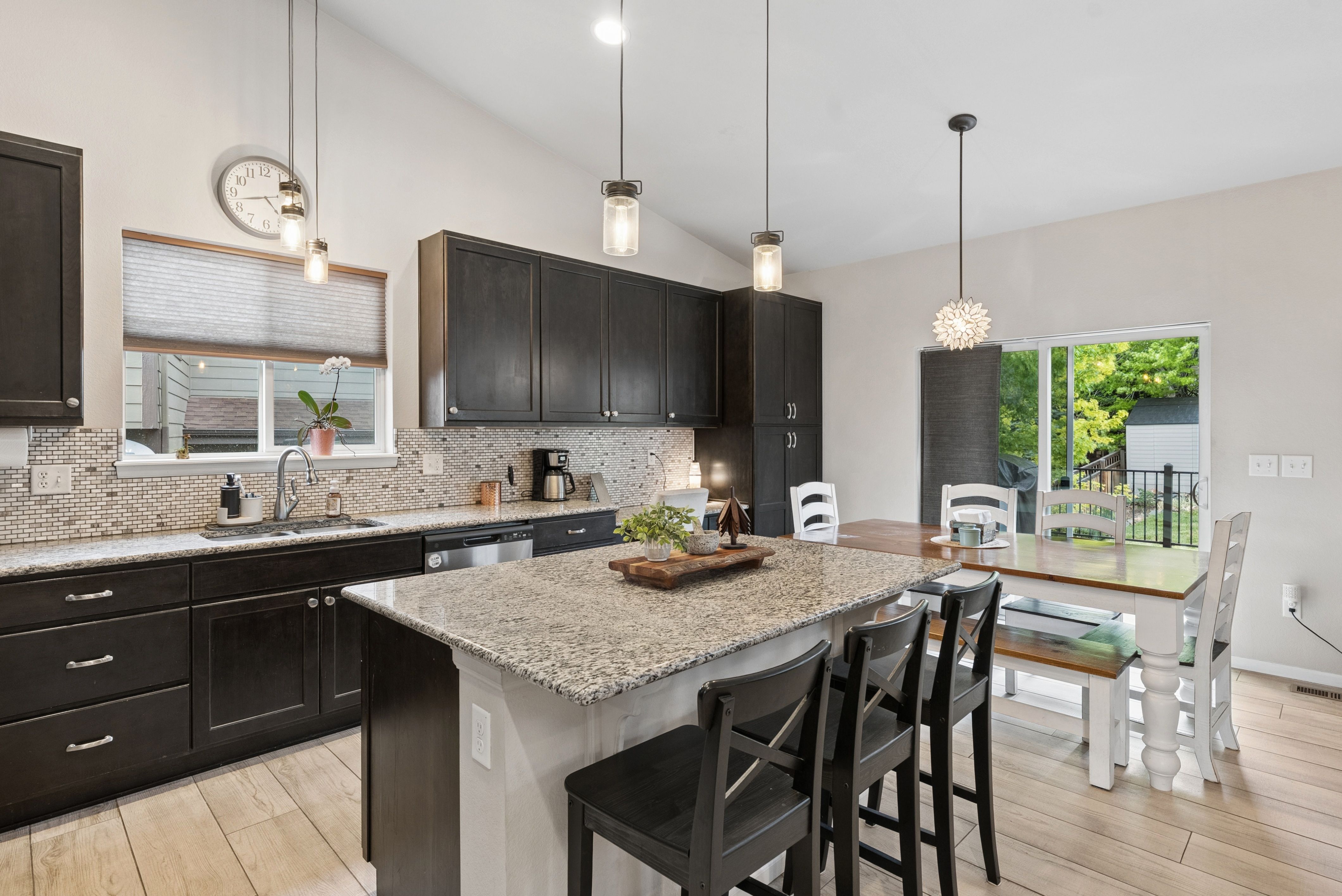  Main Level Living Paired With An Exceptional Location - 物件實景