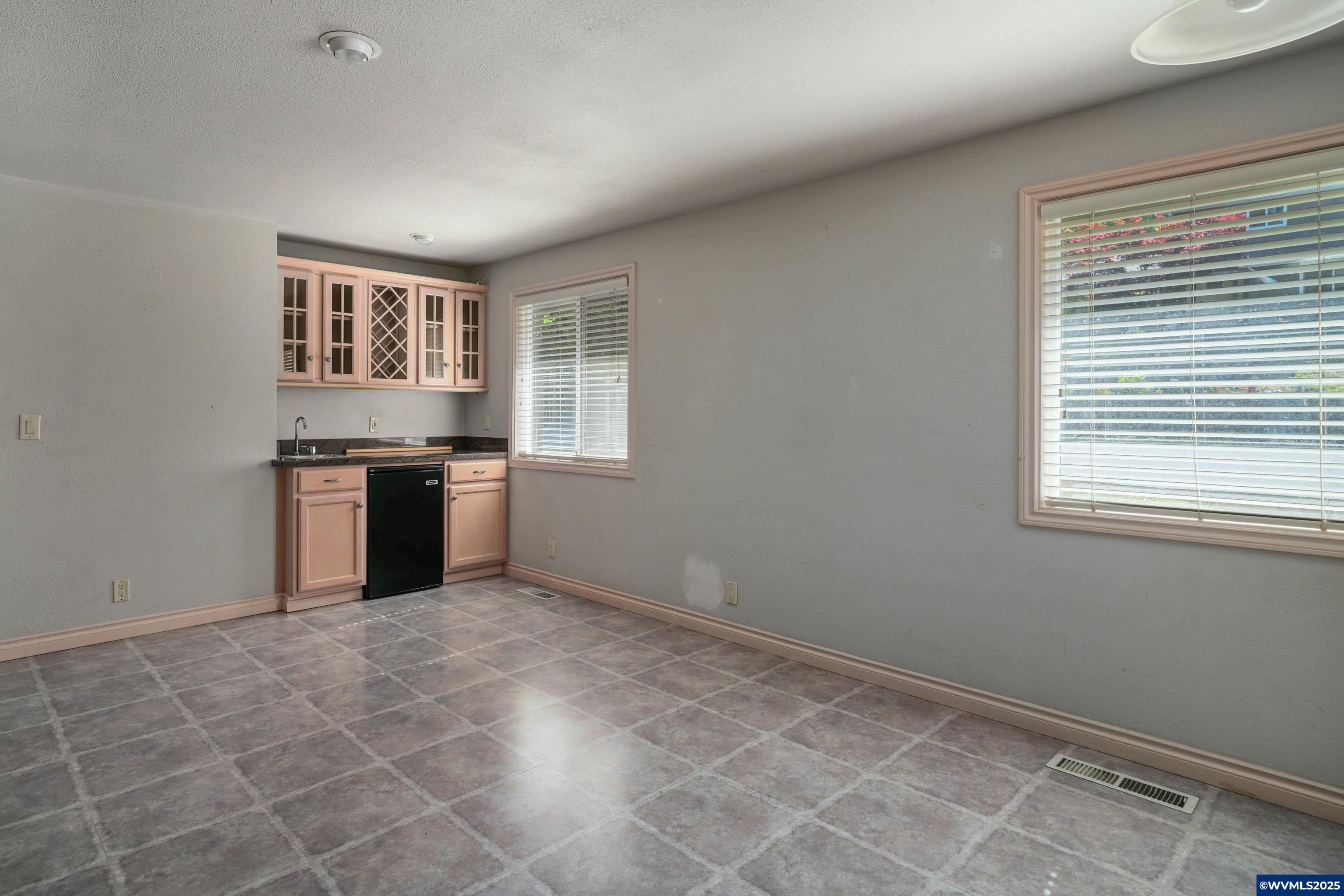 Salem, Oregon, 97304, United States, 3 Bedrooms Bedrooms, ,3 BathroomsBathrooms,Residential,For Sale,1826833