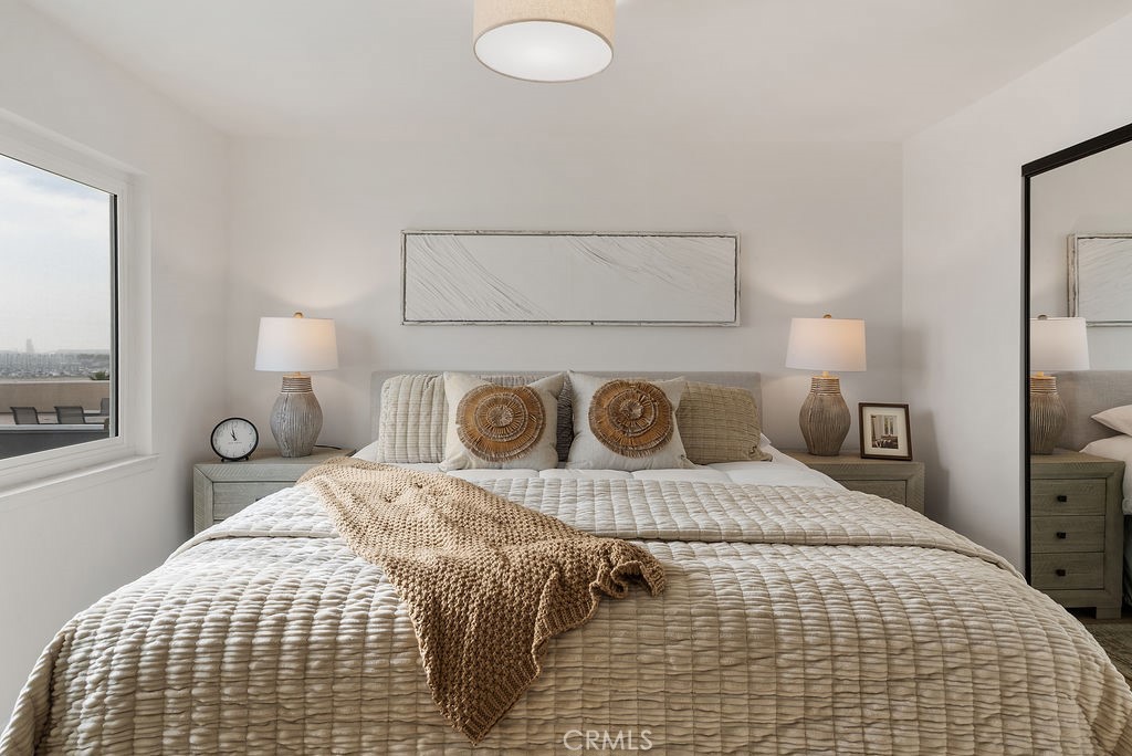 Long Beach, California, 90802, United States, 2 Bedrooms Bedrooms, ,2 BathroomsBathrooms,Residential,For Sale,1994707