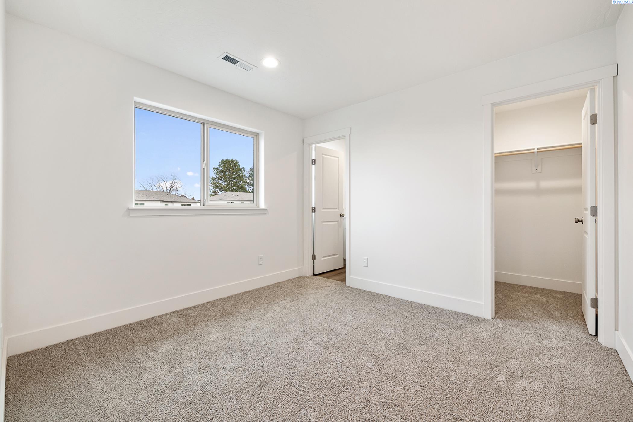 Kennewick, Washington, 99337, United States, 5 Bedrooms Bedrooms, ,Residential,For Sale,1940850