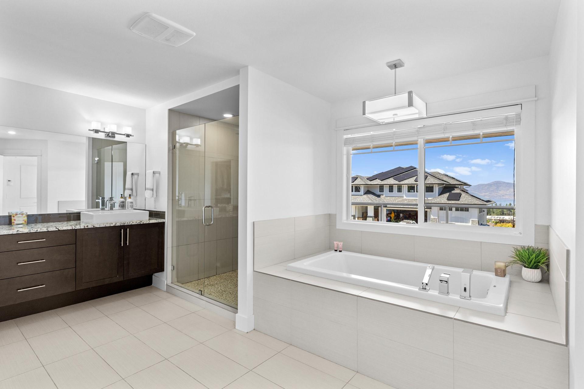 KELOWNA, British Columbia, V1W 5K2, CA, 5 Bedrooms Bedrooms, ,3 BathroomsBathrooms,Residential,For Sale,1960924