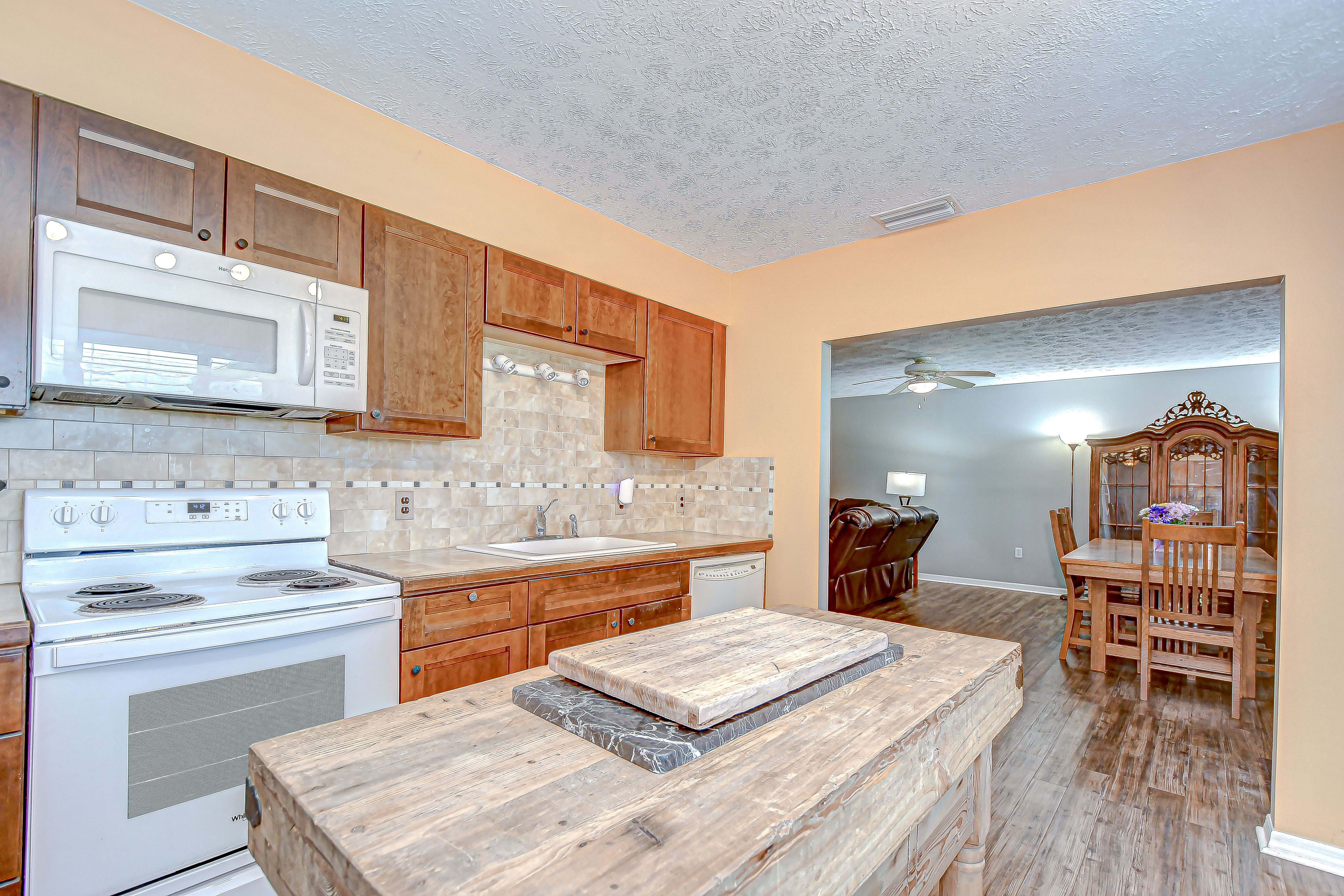 Dade City, Florida, 33523, United States, 4 Bedrooms Bedrooms, ,3 BathroomsBathrooms,Residential,For Sale,1873323