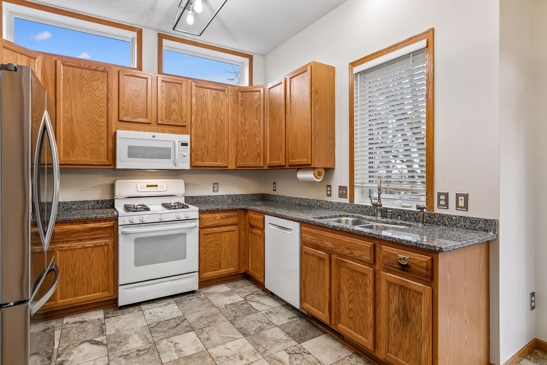  Cul-de-Sac Living with Over an Acre of Land - 物件實景