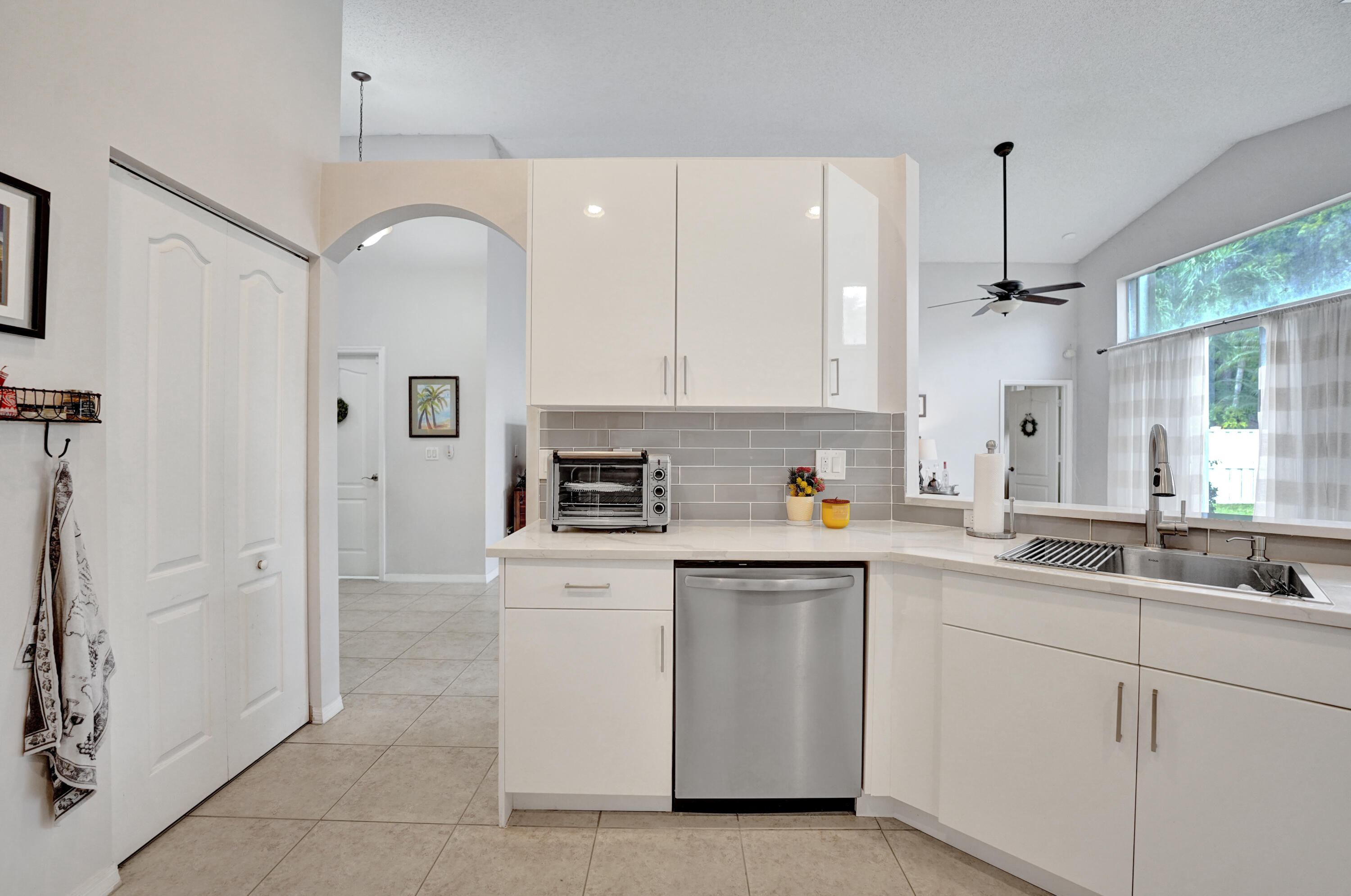 Pembroke Pines, Florida, 33332, United States, 3 Bedrooms Bedrooms, ,2 BathroomsBathrooms,Residential,For Sale,1987784