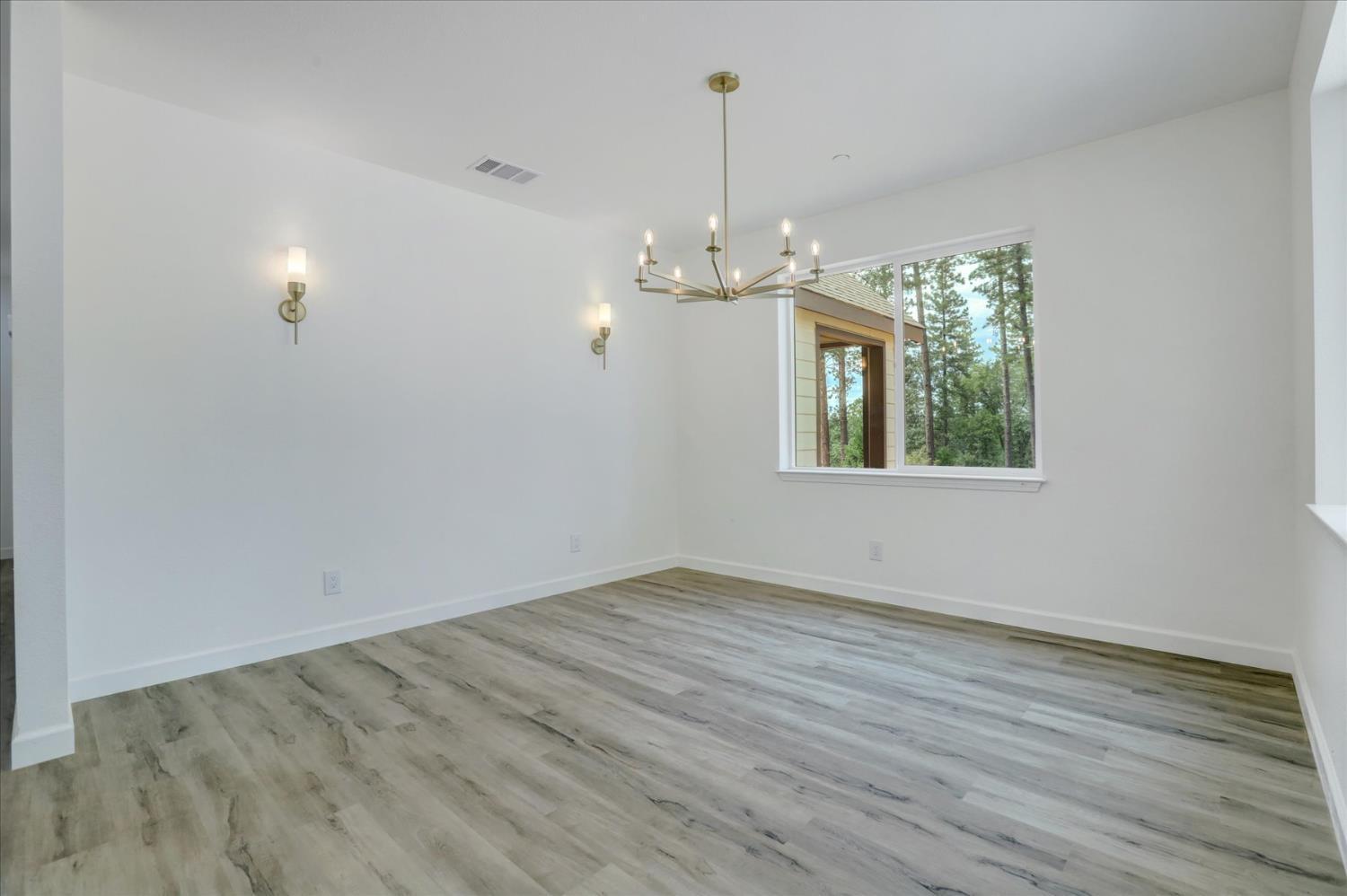 Grass Valley, California, 95949, United States, 4 Bedrooms Bedrooms, ,3 BathroomsBathrooms,Residential,For Sale,1905490