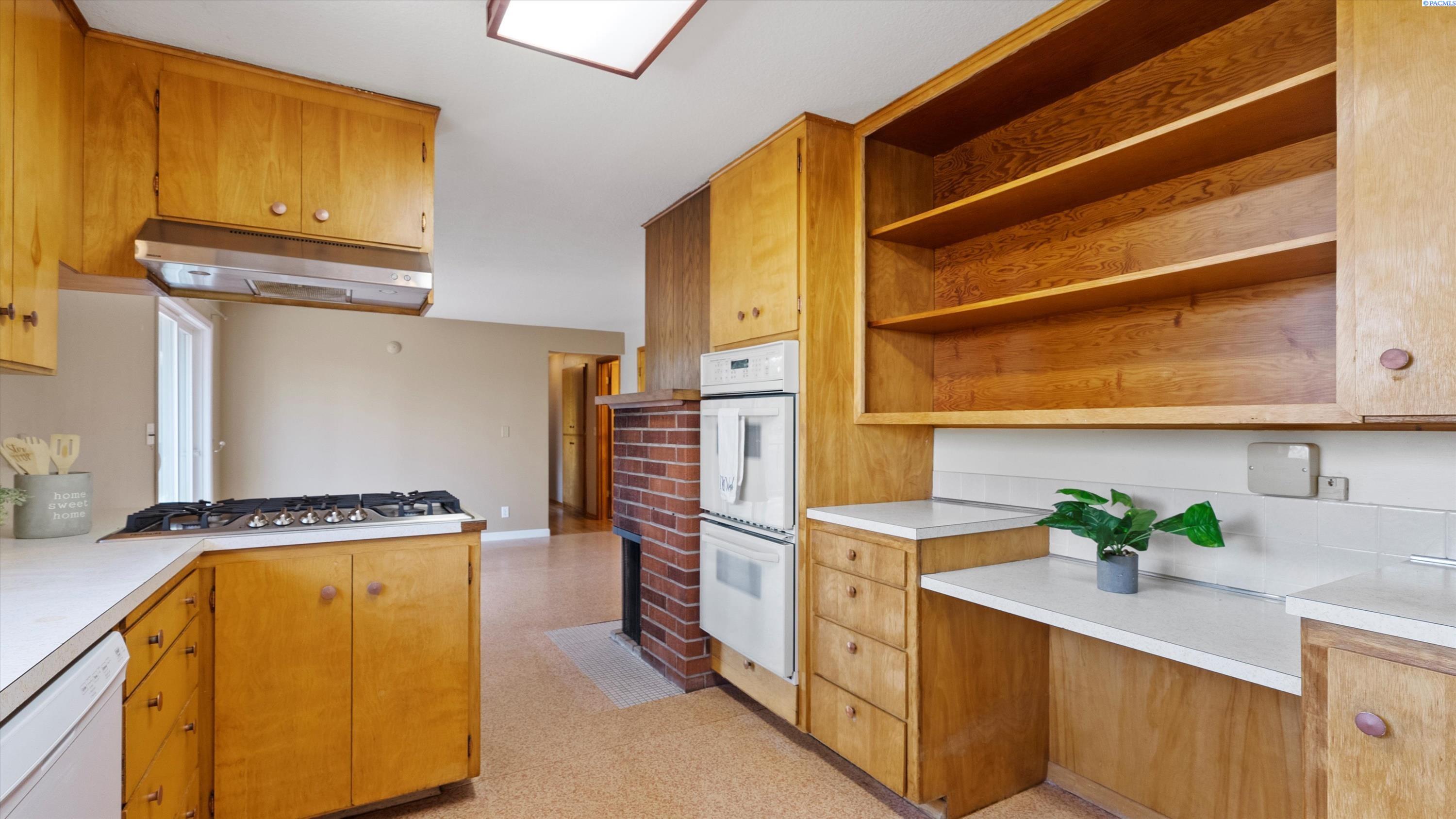 Kennewick, Washington, 99337, United States, 4 Bedrooms Bedrooms, ,2 BathroomsBathrooms,Residential,For Sale,1939902
