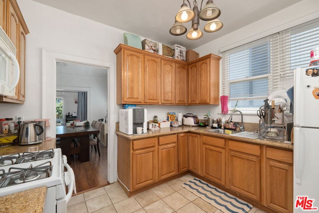 Los Angeles, California, 90019, United States, 12 Bedrooms Bedrooms, ,Residential,For Sale,1885364