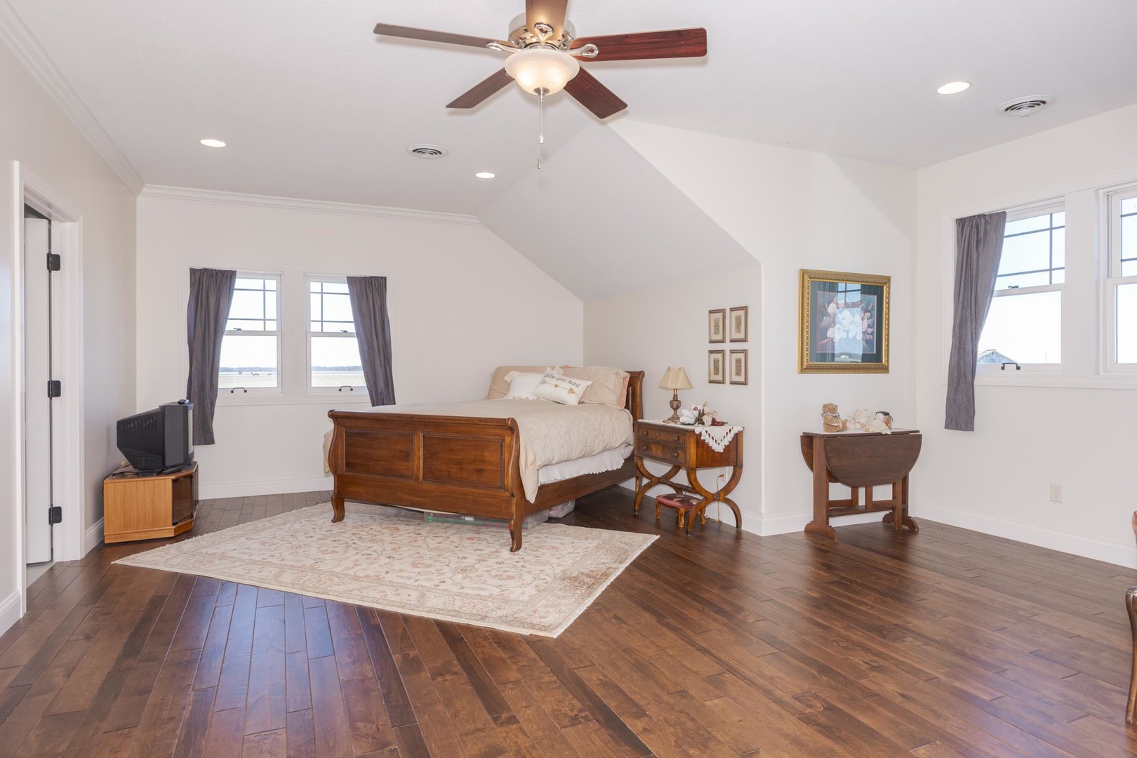 Hudson, Illinois, 61748, United States, 3 Bedrooms Bedrooms, ,5 BathroomsBathrooms,Residential,For Sale,1987913