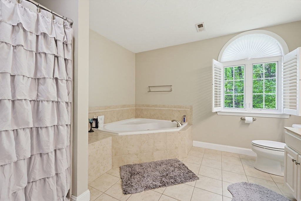 Northbridge, Massachusetts, 01534, United States, 4 Bedrooms Bedrooms, ,2 BathroomsBathrooms,Residential,For Sale,1977320