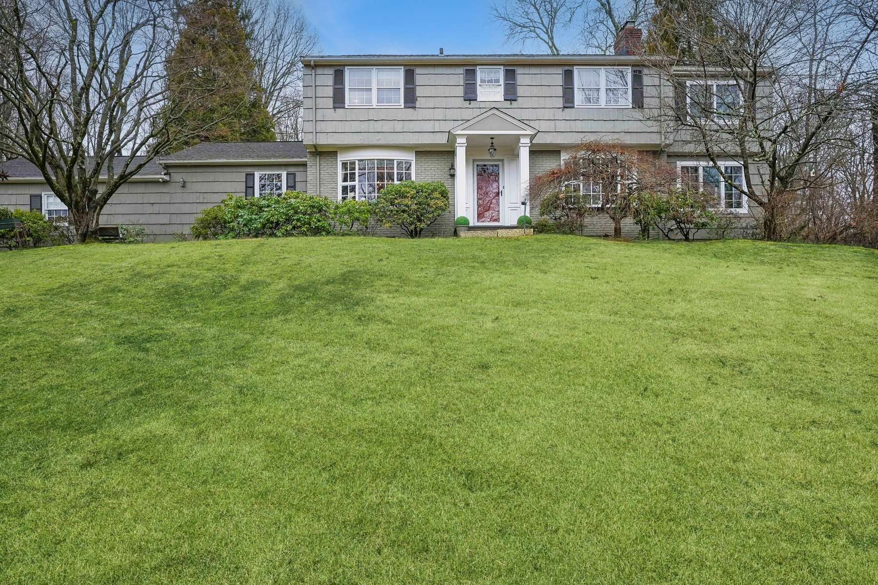  Classic Center Hall Colonial Privately Set on 1.2 Acres - 物件實景