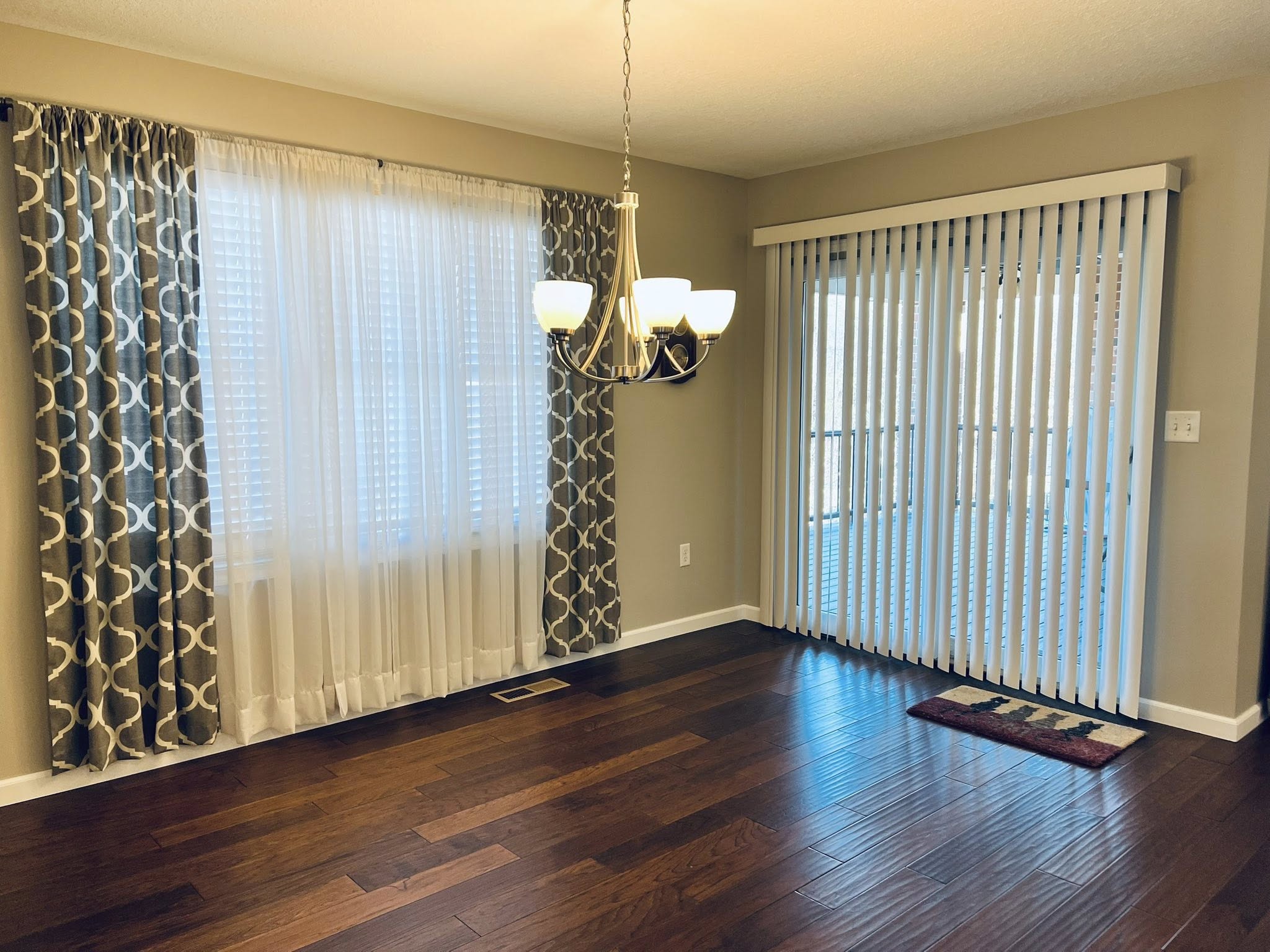 Hannibal, Missouri, 6341, United States, 4 Bedrooms Bedrooms, ,4 BathroomsBathrooms,Residential,For Sale,2005441