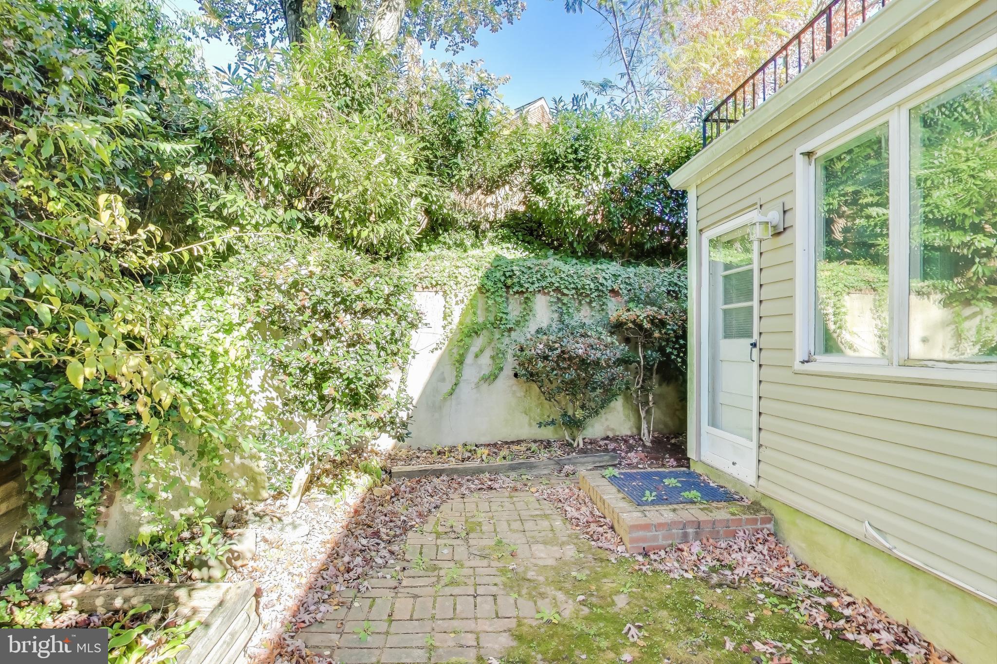 Cheverly, Maryland, 20785, United States, 5 Bedrooms Bedrooms, ,2 BathroomsBathrooms,Residential,For Sale,1990402