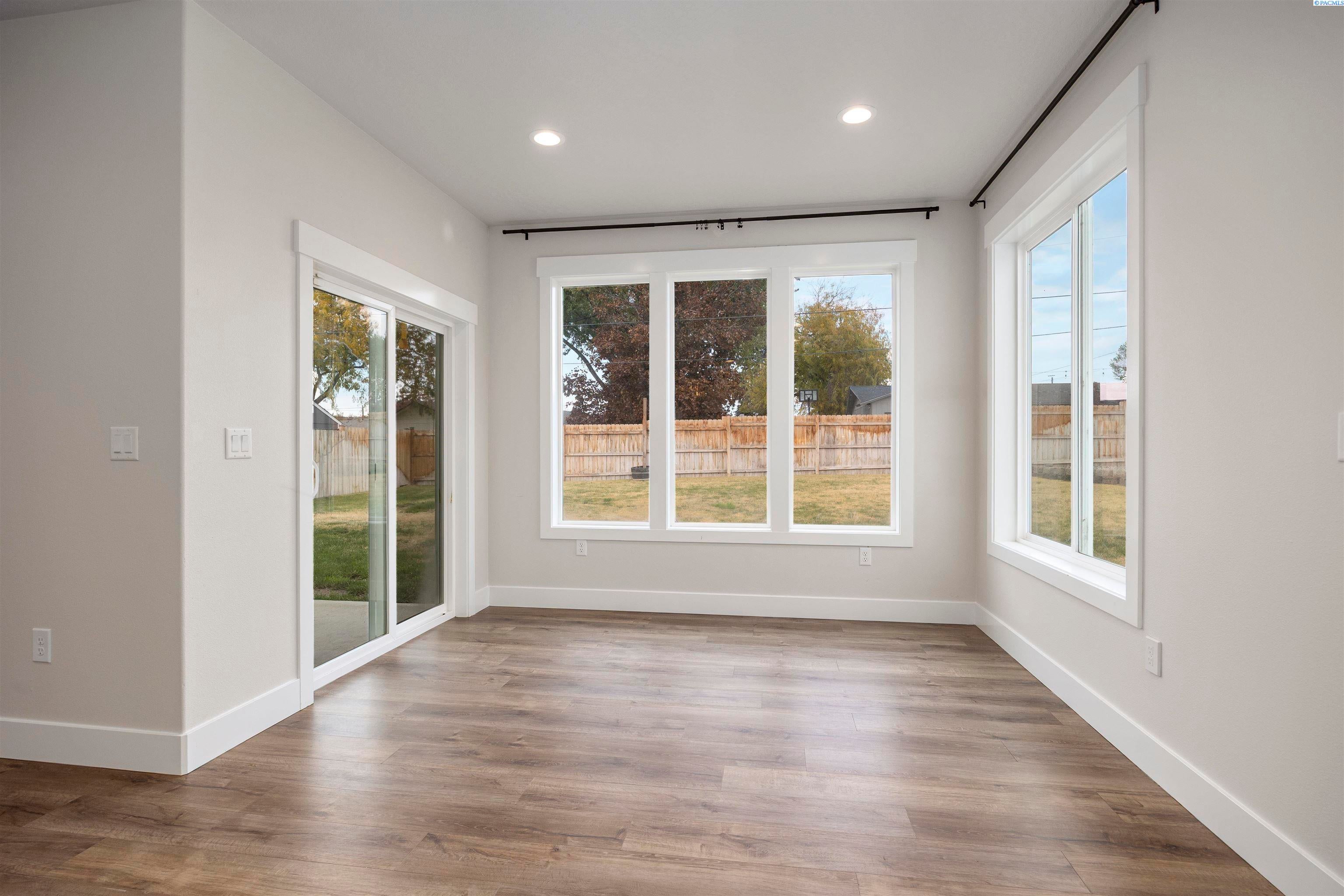 Grandview, Washington, 98930, United States, 5 Bedrooms Bedrooms, ,3 BathroomsBathrooms,Residential,For Sale,1988632