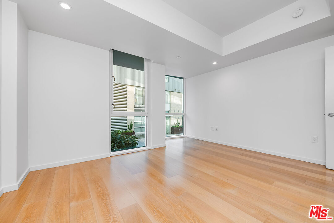 Santa Monica, California, 90401, United States, 2 Bedrooms Bedrooms, ,2 BathroomsBathrooms,Residential,For Sale,2001911