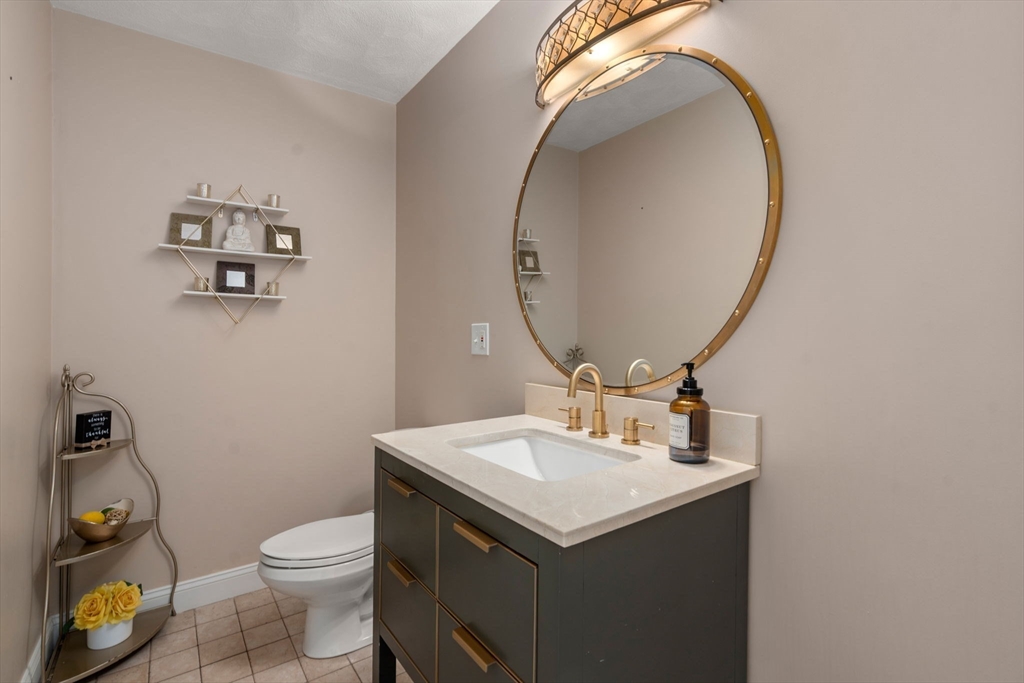 Lynnfield, Massachusetts, 01940, United States, 4 Bedrooms Bedrooms, ,3 BathroomsBathrooms,Residential,For Sale,1900631