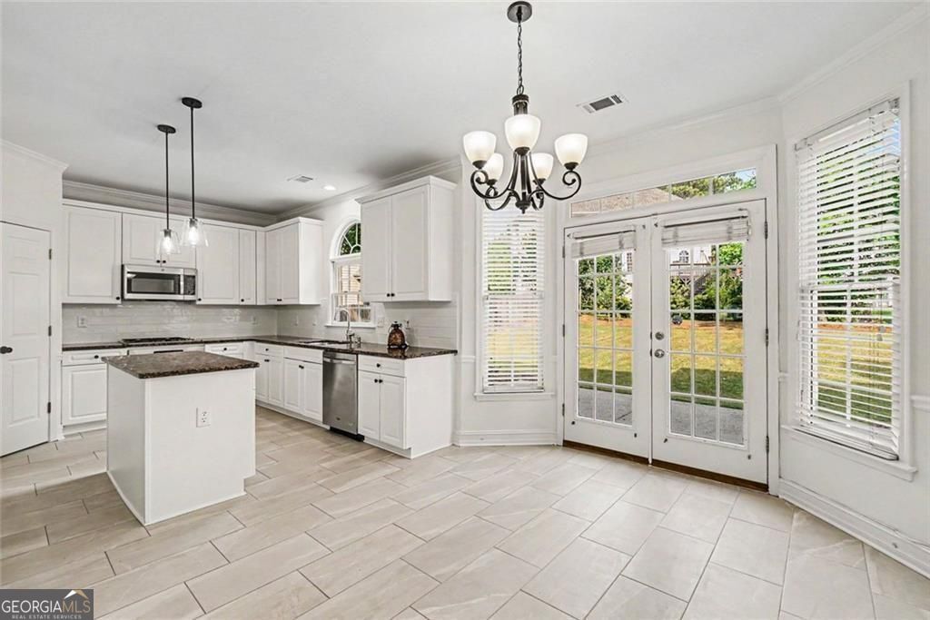 Roswell, Georgia, 30075, United States, 5 Bedrooms Bedrooms, ,4 BathroomsBathrooms,Residential,For Sale,2044480