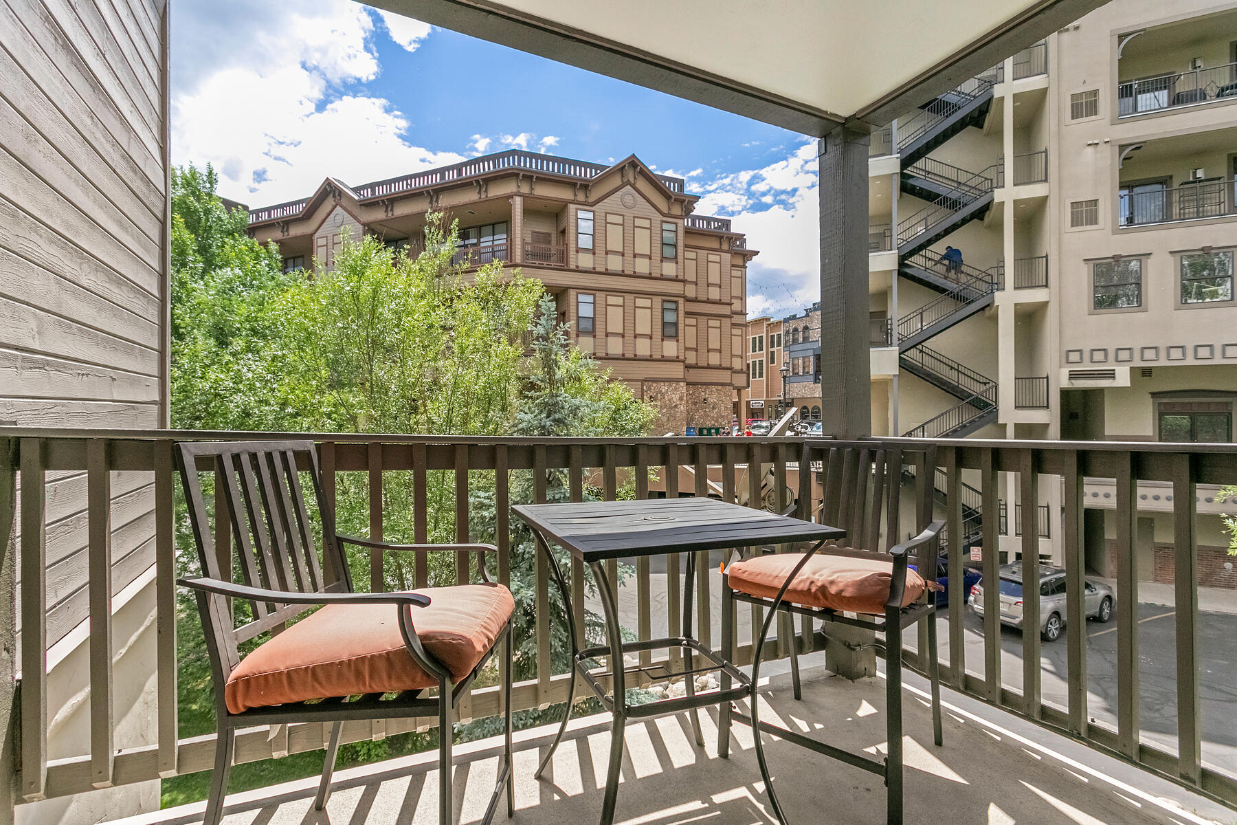  Updated, Bright, South-Facing Corner Residence in the Heart of Edwards - 物件實景