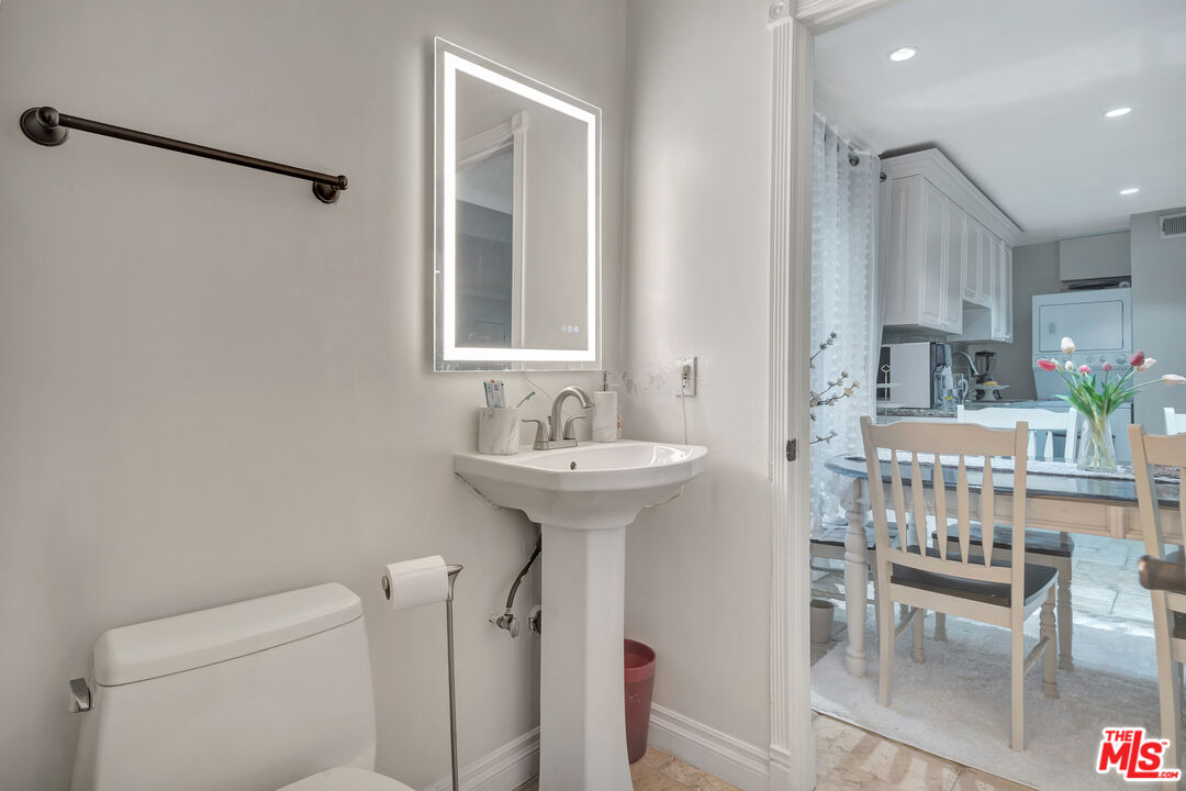 Encino, California, 91436, United States, 2 Bedrooms Bedrooms, ,2 BathroomsBathrooms,Residential,For Sale,1901269