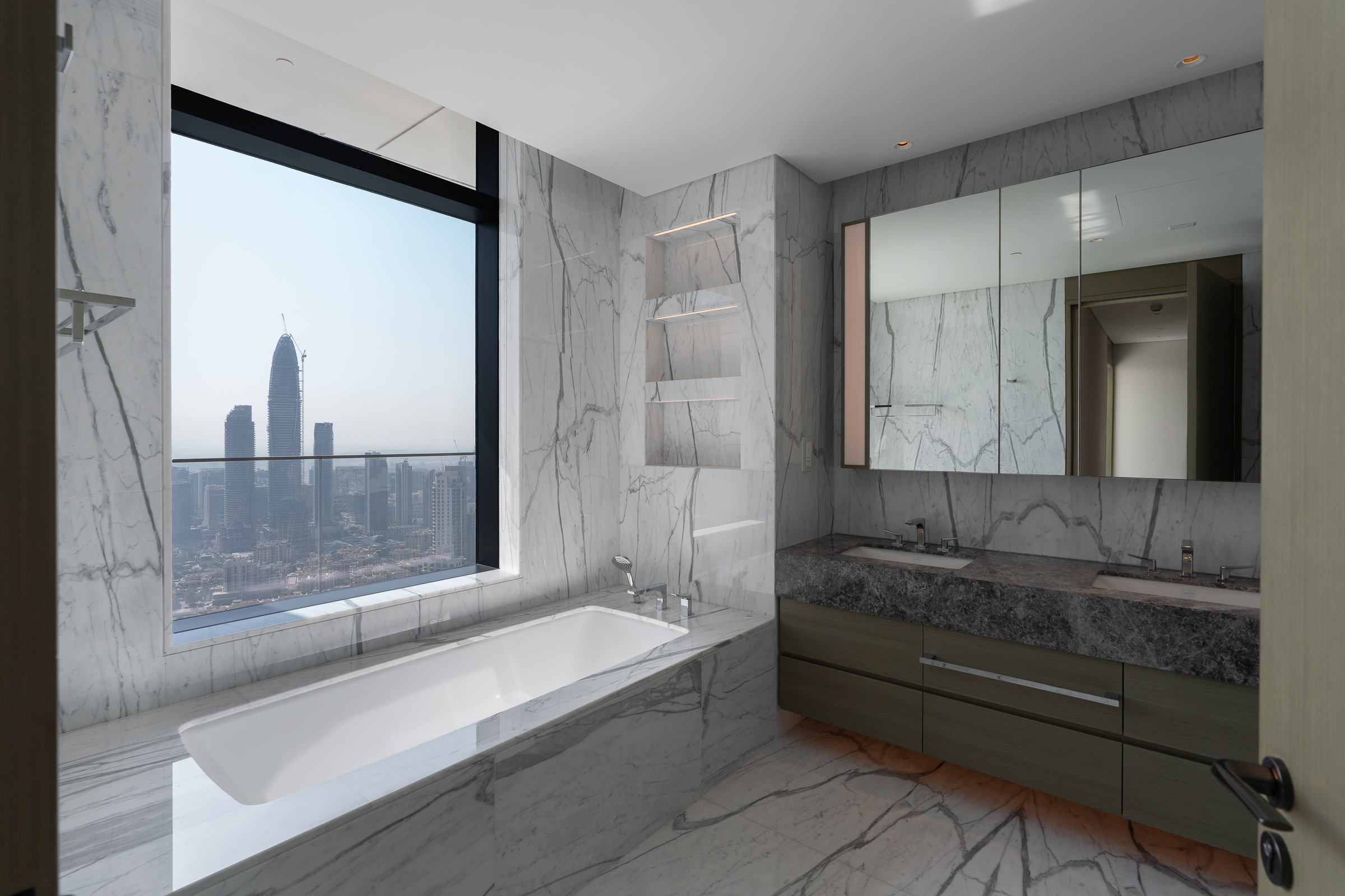  Half-Floor Penthouse in Downtown’s Opera District - 物件實景
