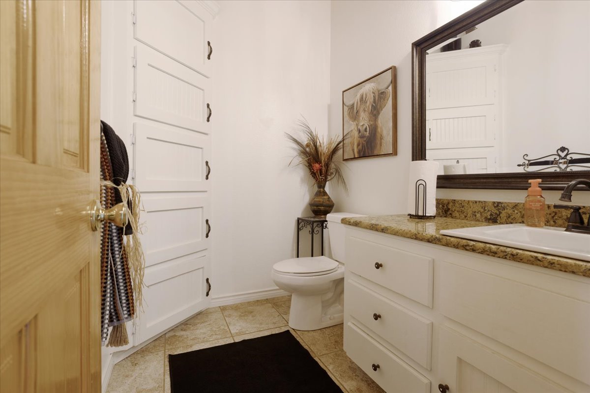 Bonham, Texas, 75418, United States, 6 Bedrooms Bedrooms, ,3 BathroomsBathrooms,Residential,For Sale,1983606