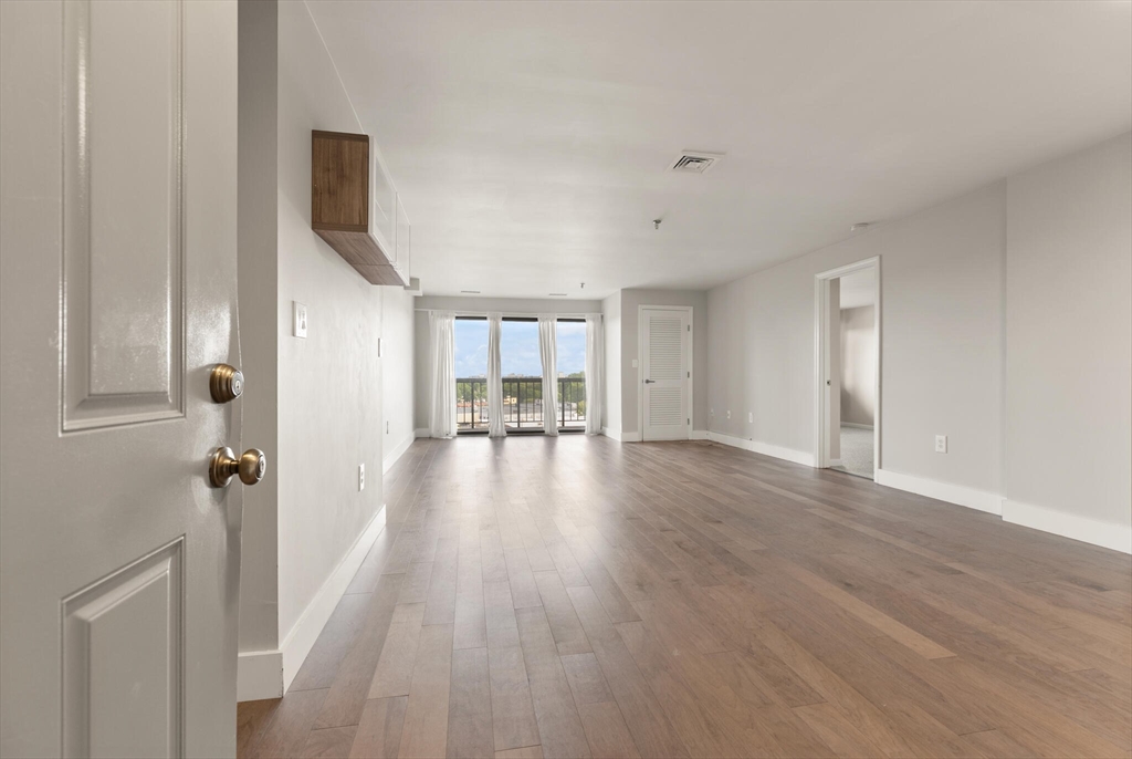 Medford, Massachusetts, 02155, United States, 2 Bedrooms Bedrooms, ,2 BathroomsBathrooms,Residential,For Sale,1934966