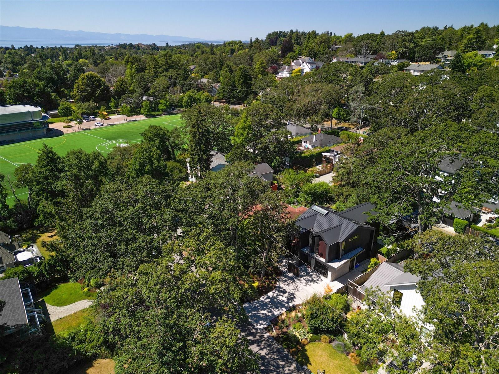 VICTORIA, British Columbia, V8S 4A6, CA, 6 Bedrooms Bedrooms, ,Residential,For Sale,1948300