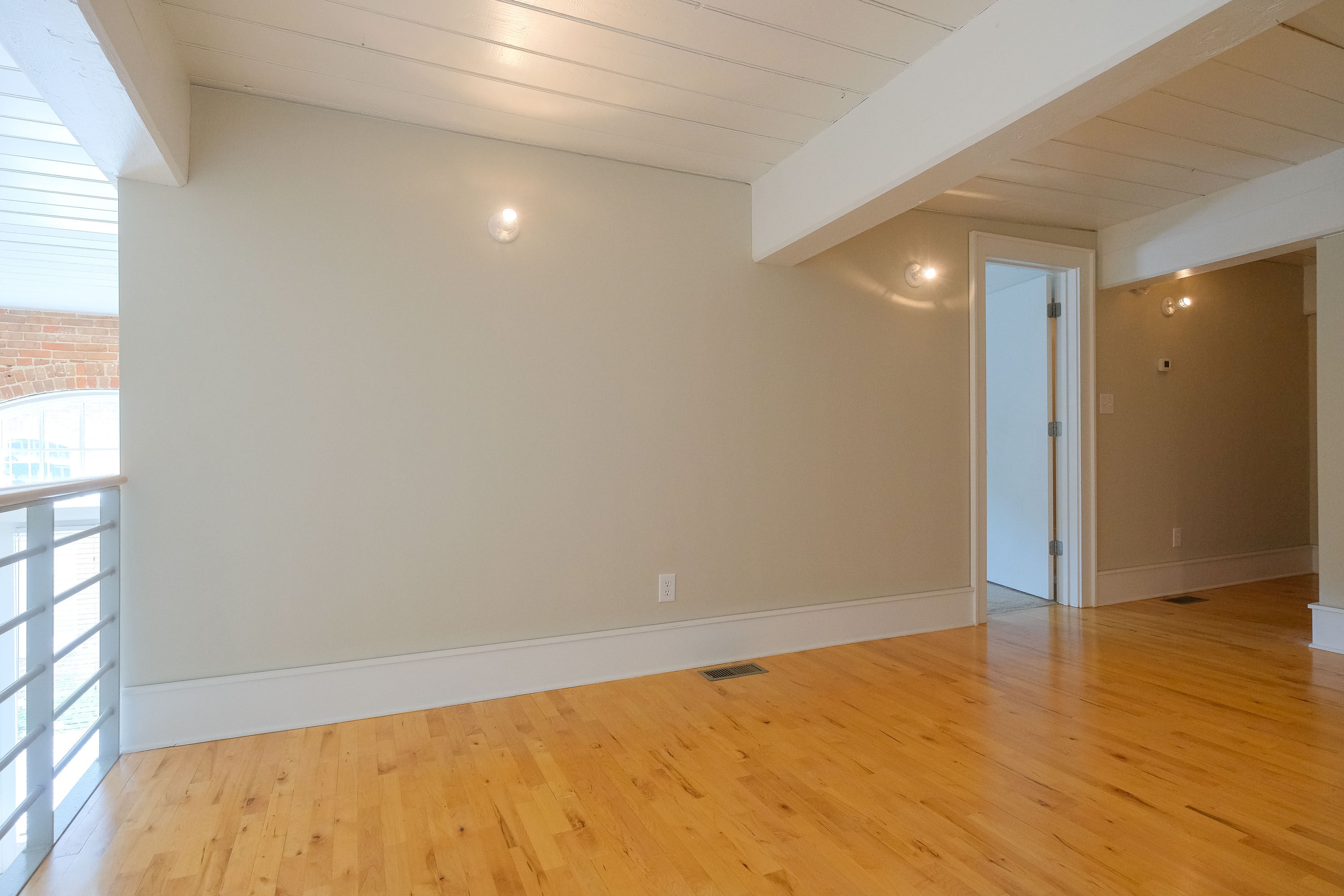  MILL CONDO WITH PRIVATE EXTERIOR ENTRANCE - 物件實景