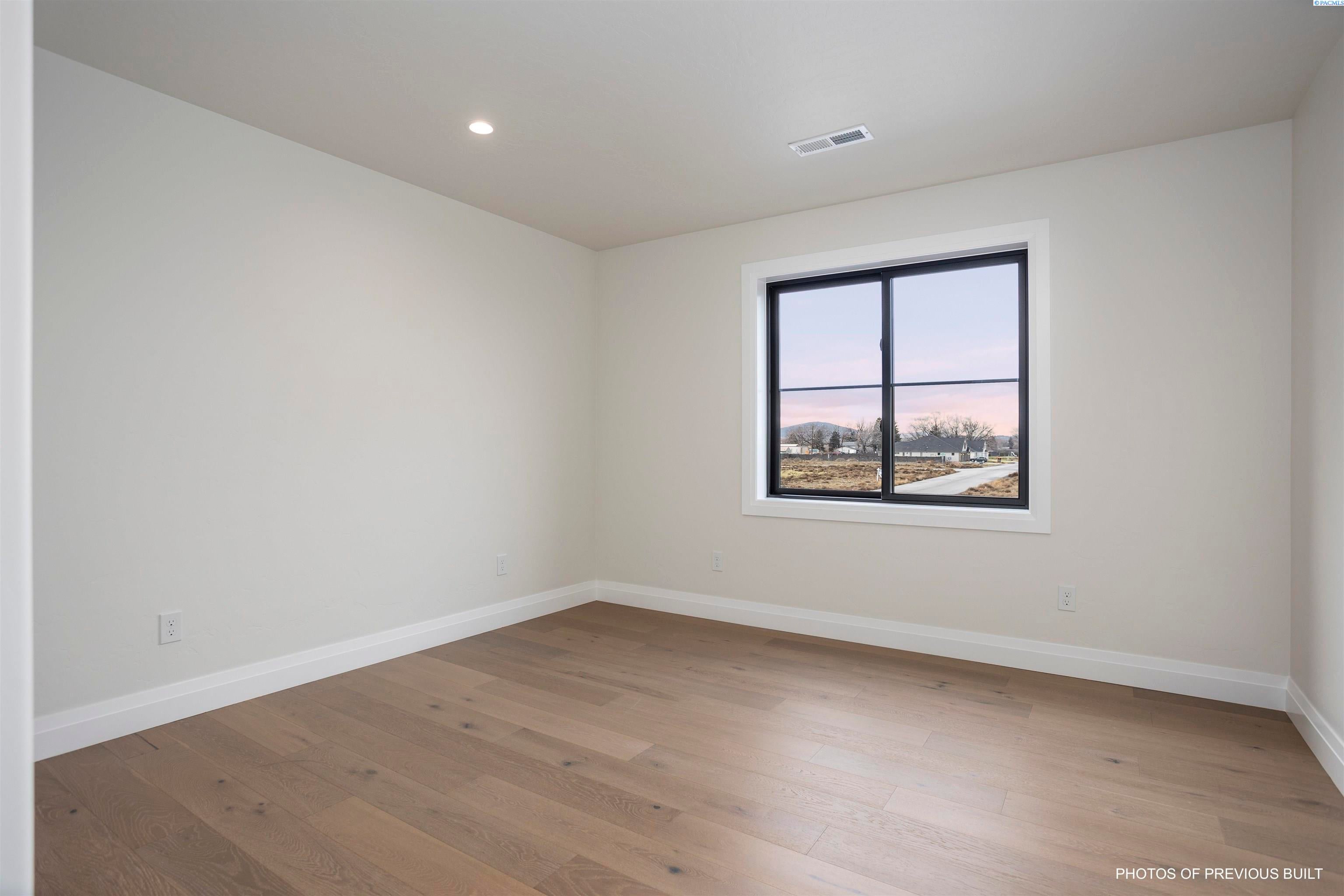 Pasco, Washington, 99301, United States, 4 Bedrooms Bedrooms, ,3 BathroomsBathrooms,Residential,For Sale,1900803