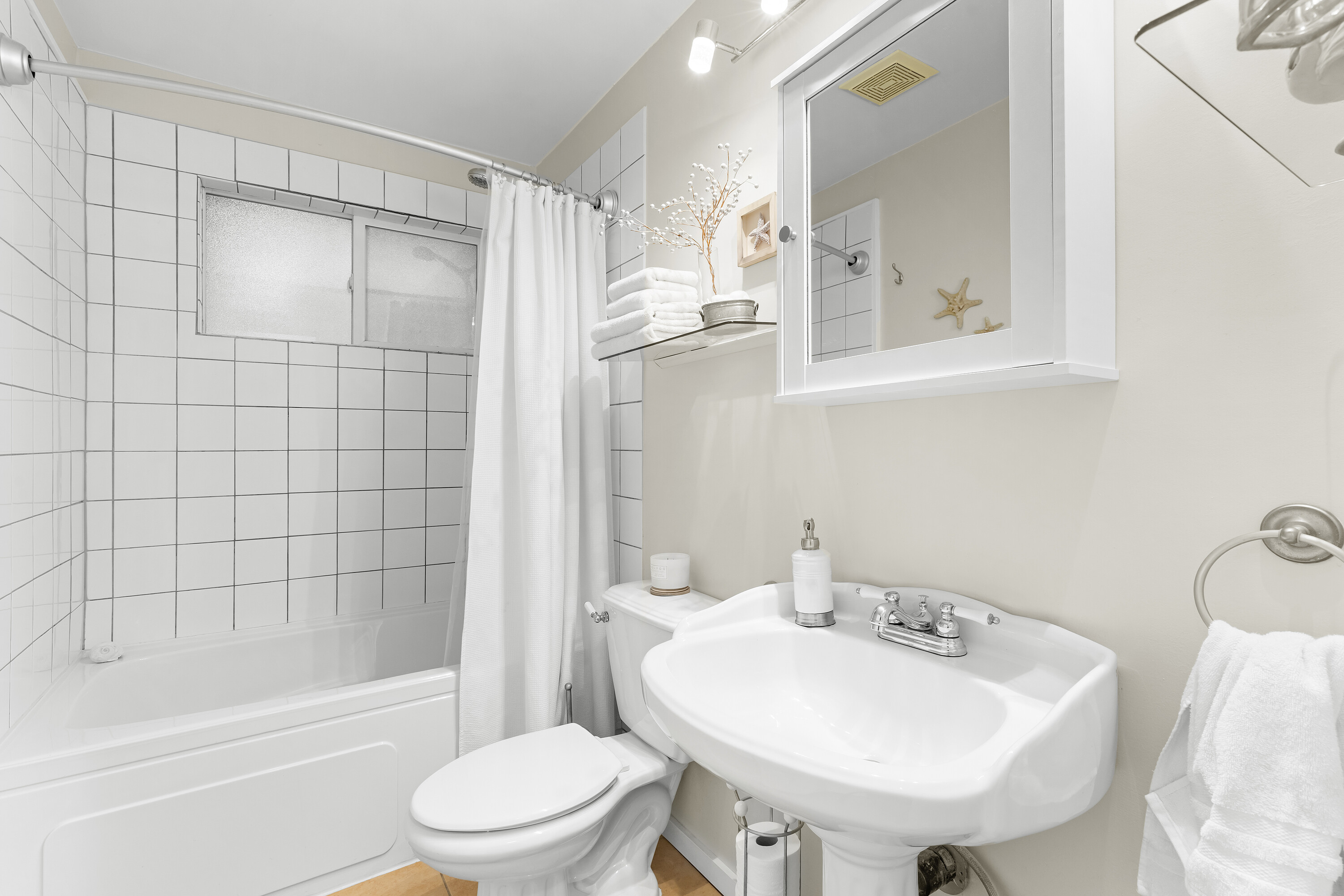  Chic Cordova Bay Home - 物件實景
