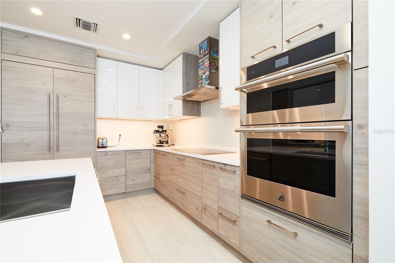 ST PETERSBURG, Florida, 33701, United States, 2 Bedrooms Bedrooms, ,3 BathroomsBathrooms,Residential,For Sale,1981835