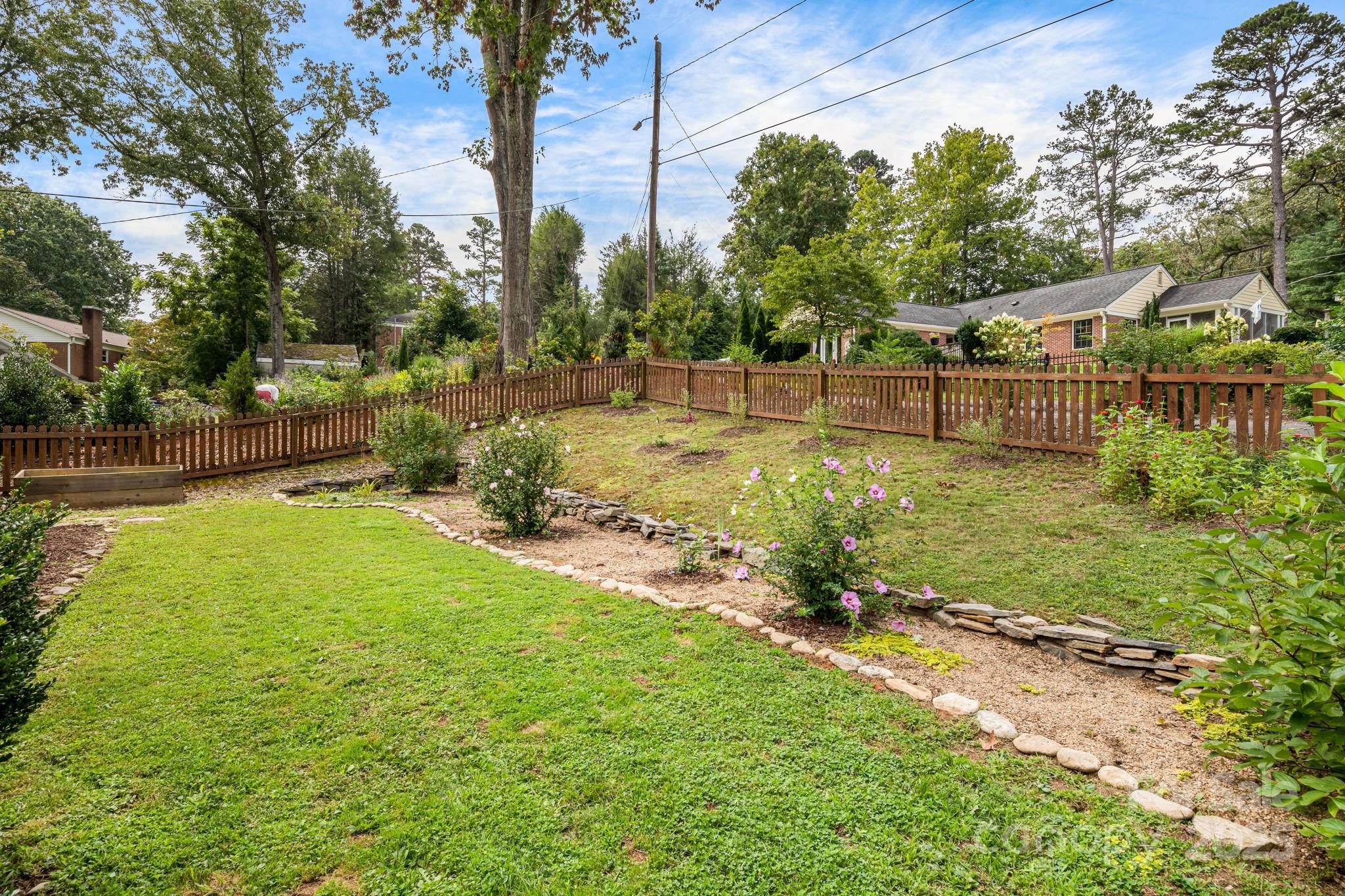 Asheville, North Carolina, 28804, United States, 3 Bedrooms Bedrooms, ,2 BathroomsBathrooms,Residential,For Sale,1916392