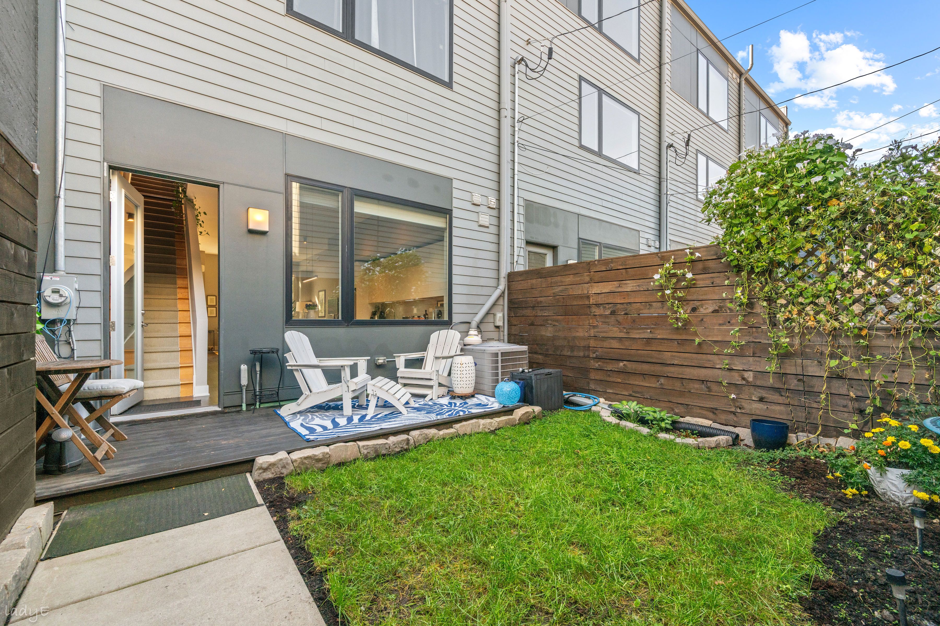  Distinctive Three-bedroom, 2.5-bath Townhome - 物件實景