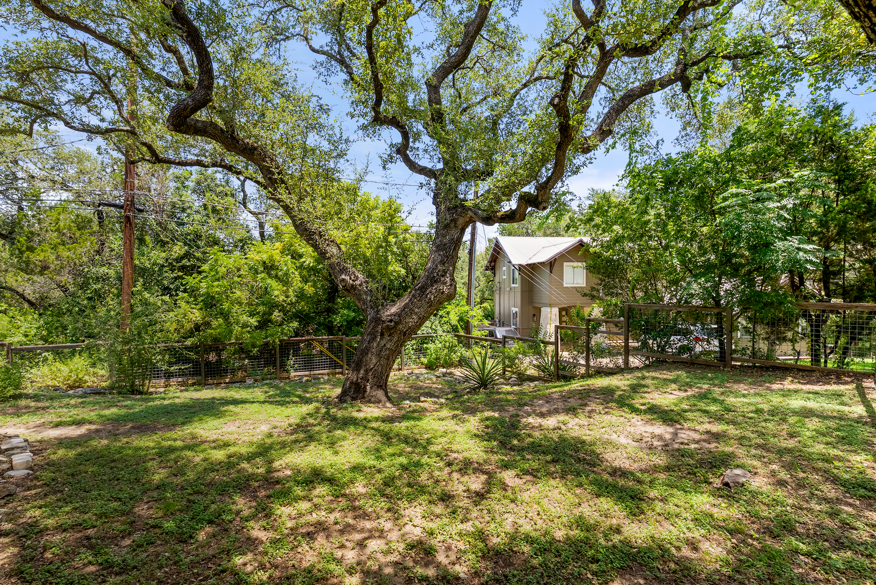  Thoughtfully Updated. Wonderfully Private. Move-In Ready - 物件實景